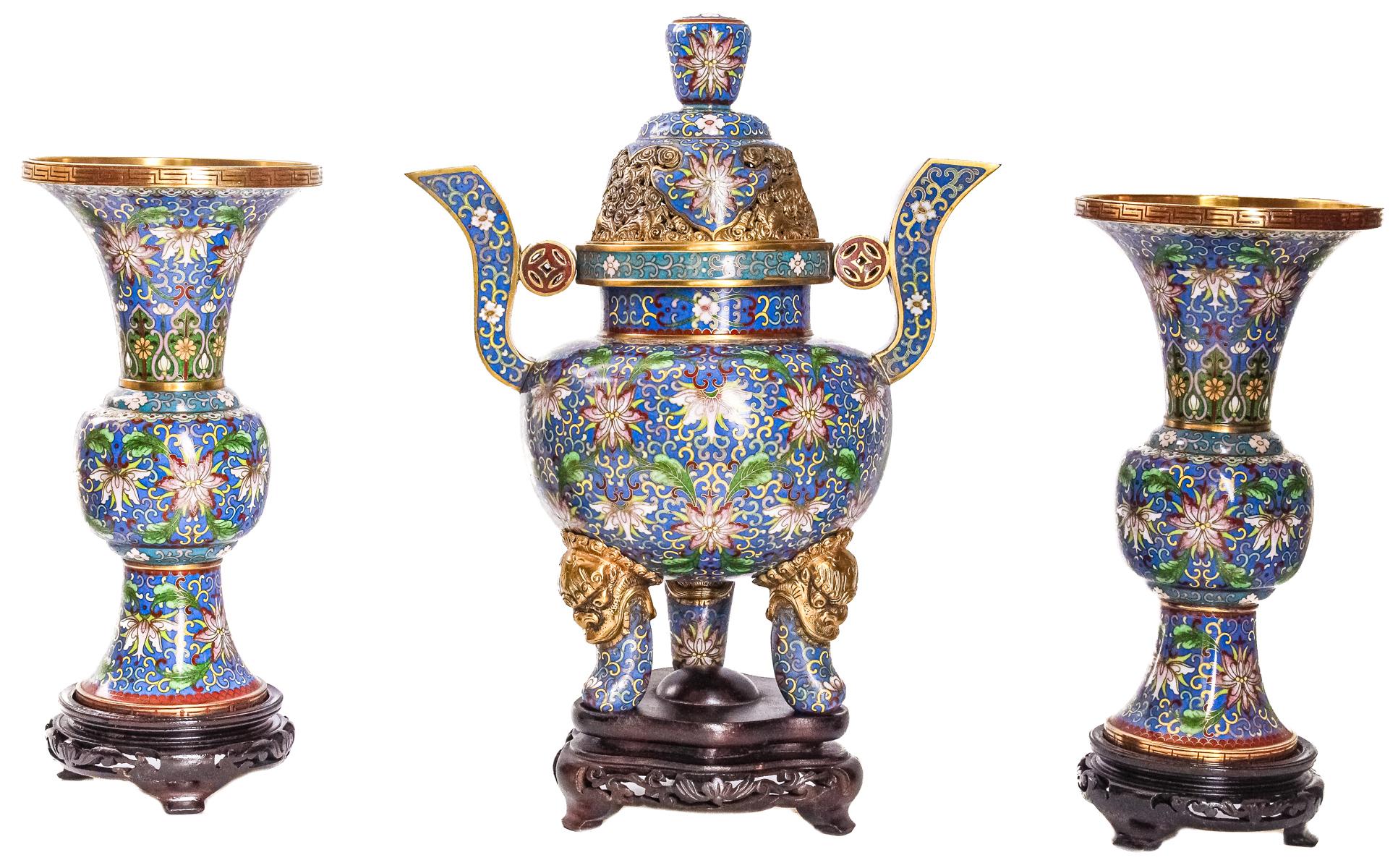 TIBOR Y DOS JARRONES CHINOS EN ESMALTE CLOISONÉ