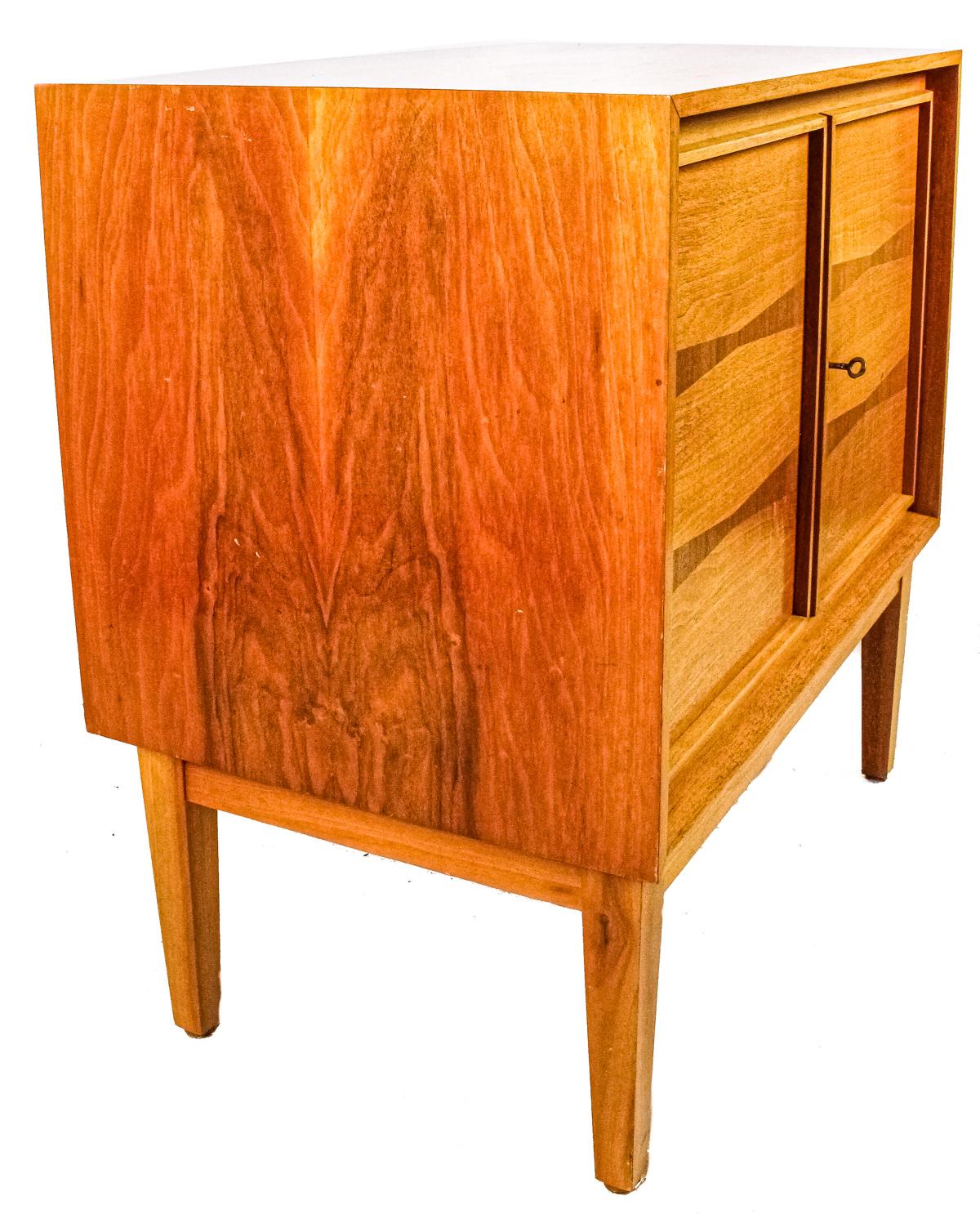 PEQUEÑO MUEBLE DE ESTILO NÓRDICO AÑOS 60