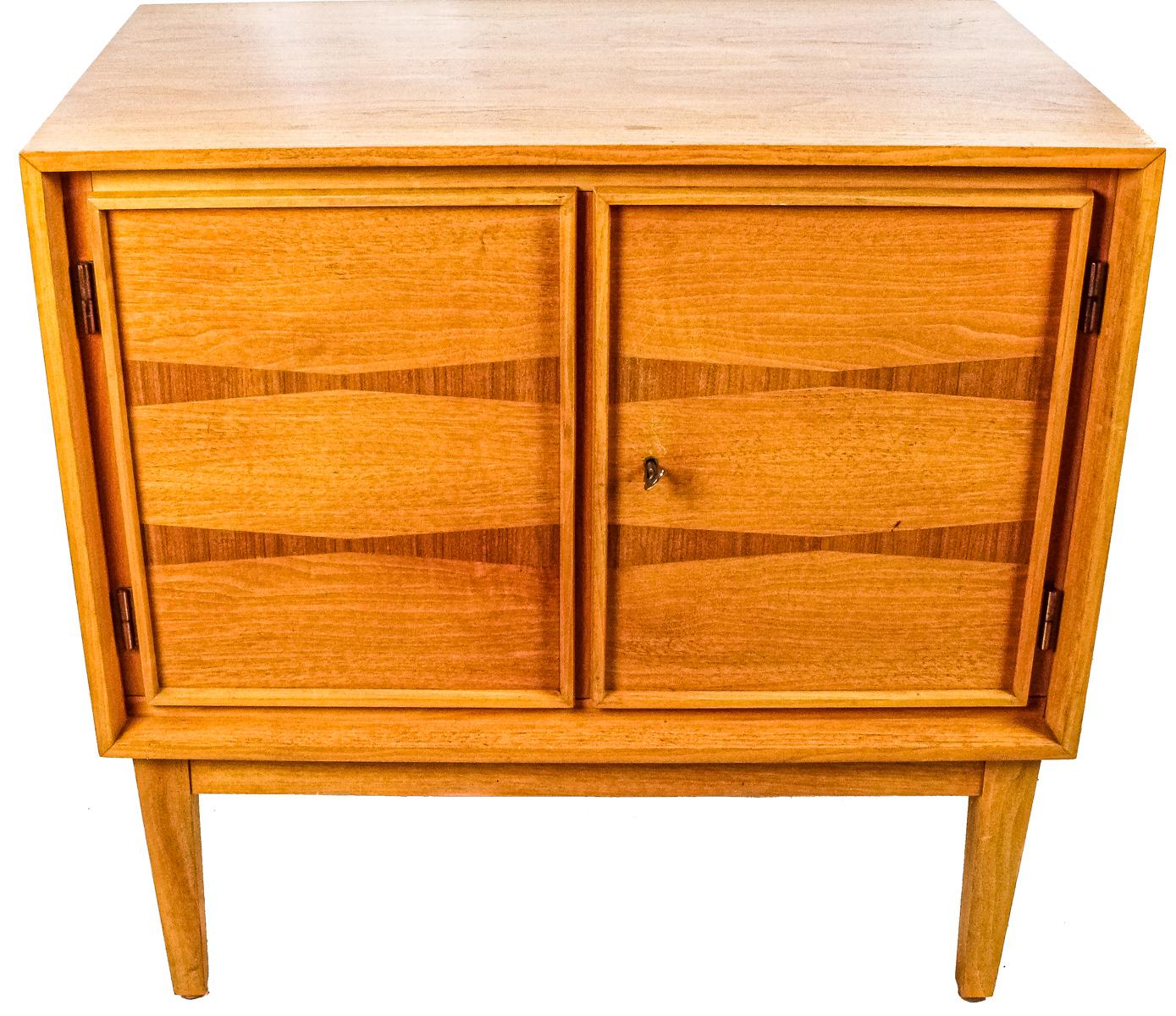 PEQUEÑO MUEBLE DE ESTILO NÓRDICO AÑOS 60