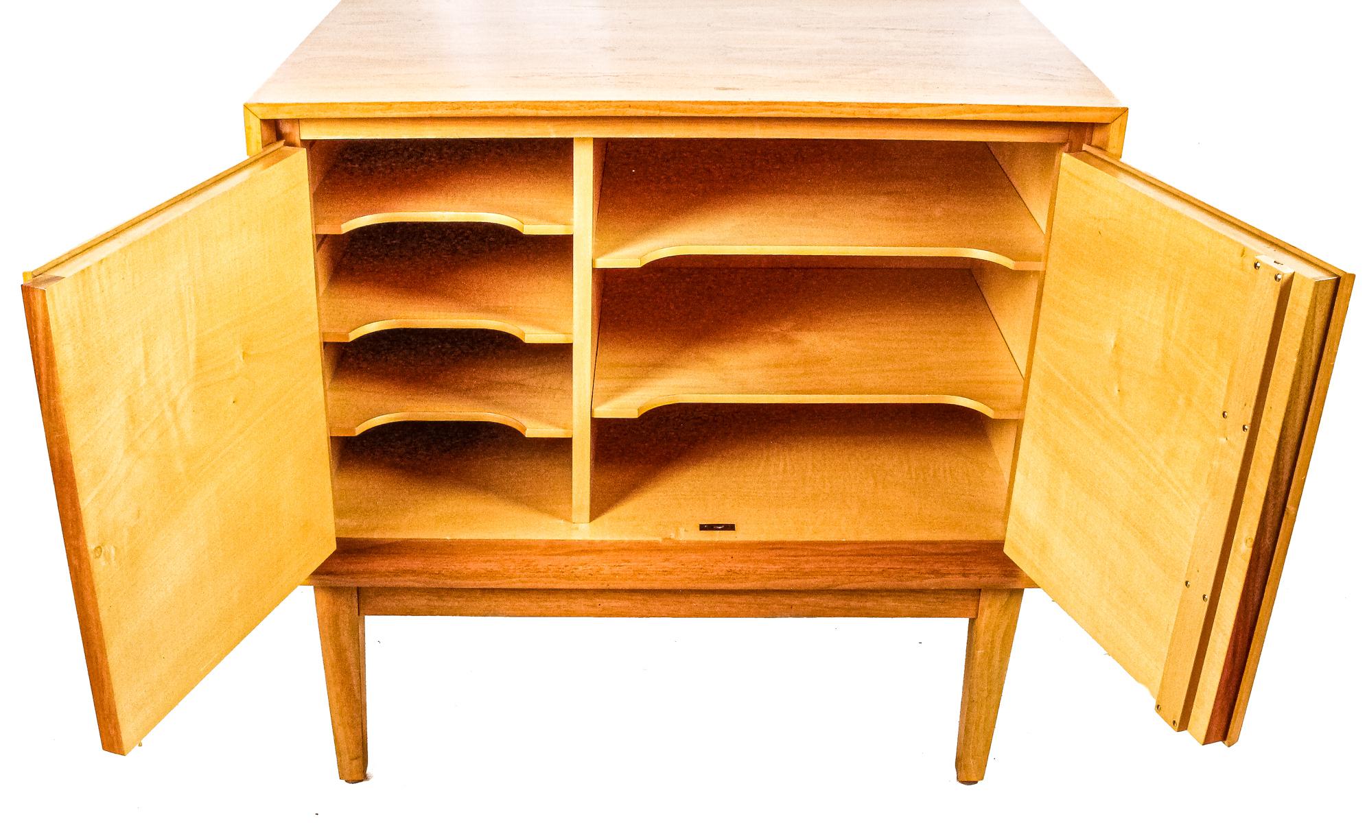 PEQUEÑO MUEBLE DE ESTILO NÓRDICO AÑOS 60