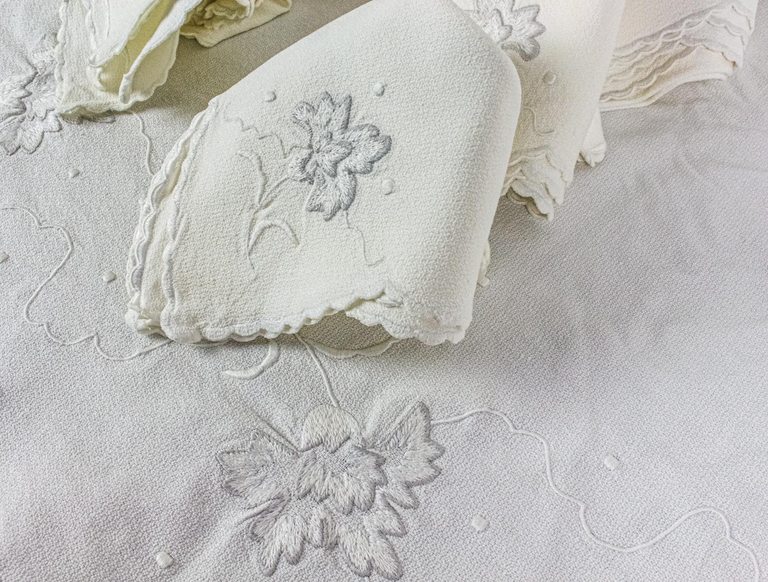 MANTELERÍA PARA 24 SERVICIOS DE MEDIADOS DEL S.XX