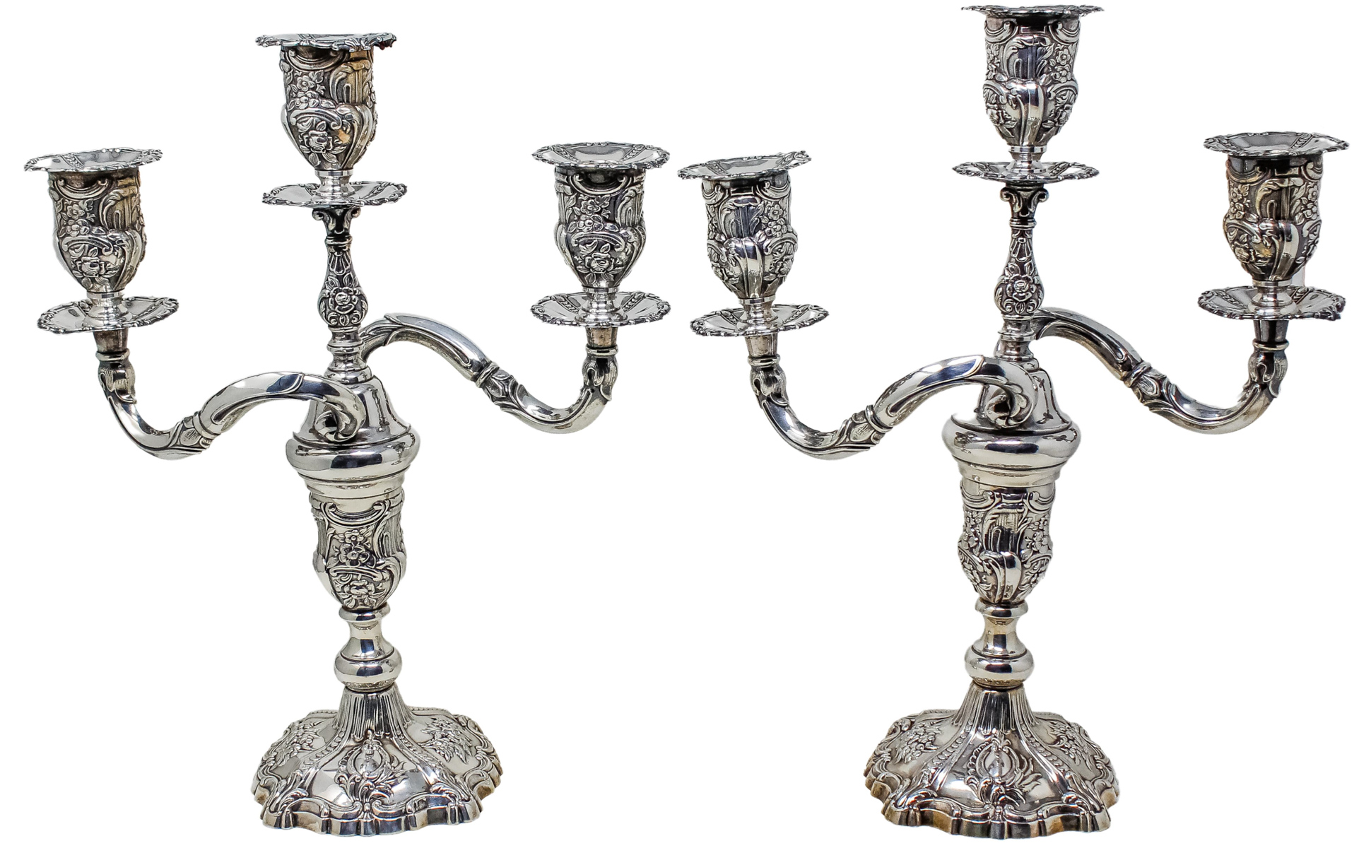 PAREJA DE CANDELABROS DE PLATA