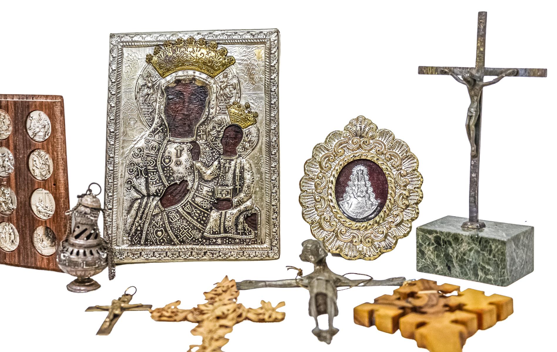 COLECCIÓN DE OBJETOS  RELIGIOSOS DE LOS SIGLOS XIX-XX 