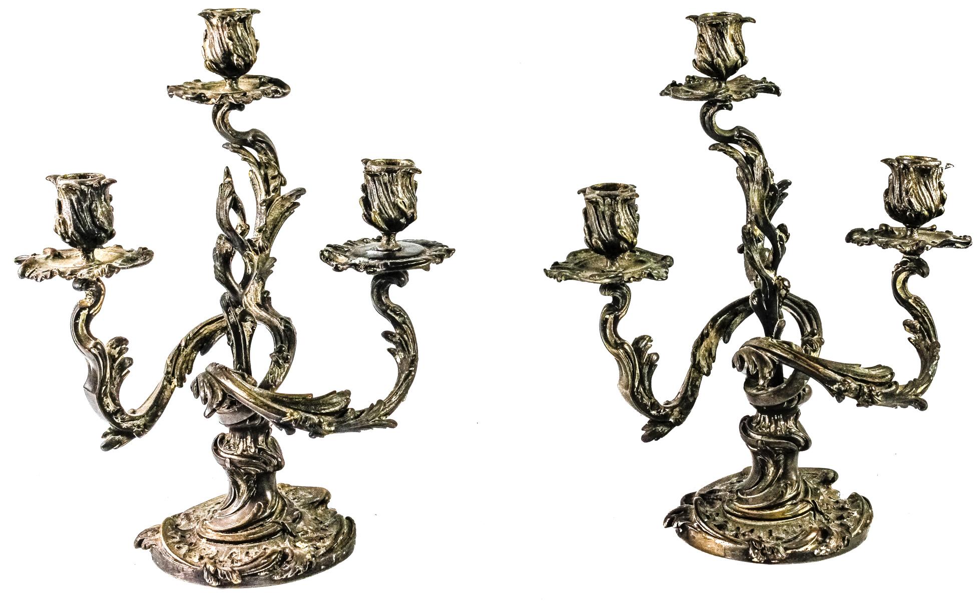 PAREJA DE CANDELABROS EN METAL