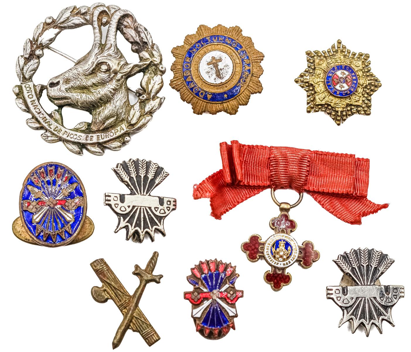 COLECCIÓN DE INSIGNIAS, MEDALLAS Y BROCHES