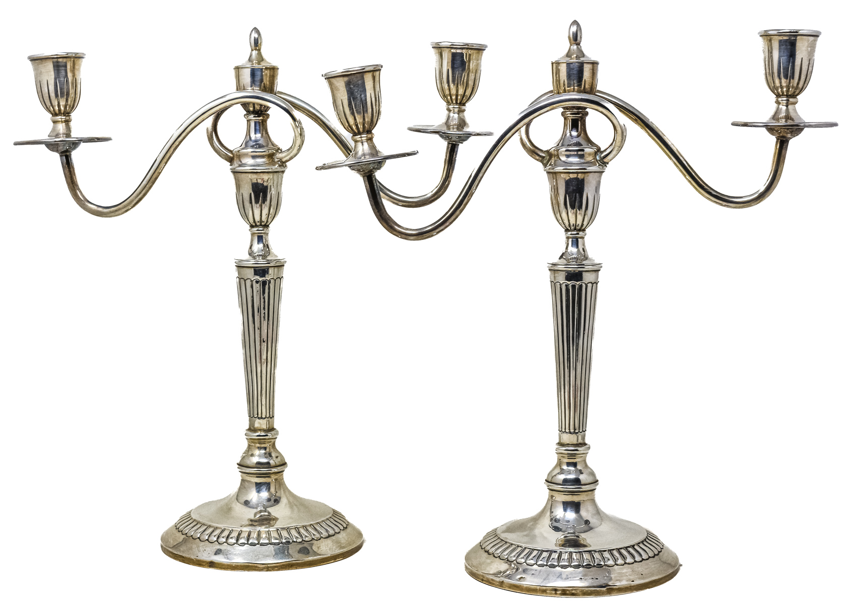 PAREJA DE CANDELABROS DE PLATA