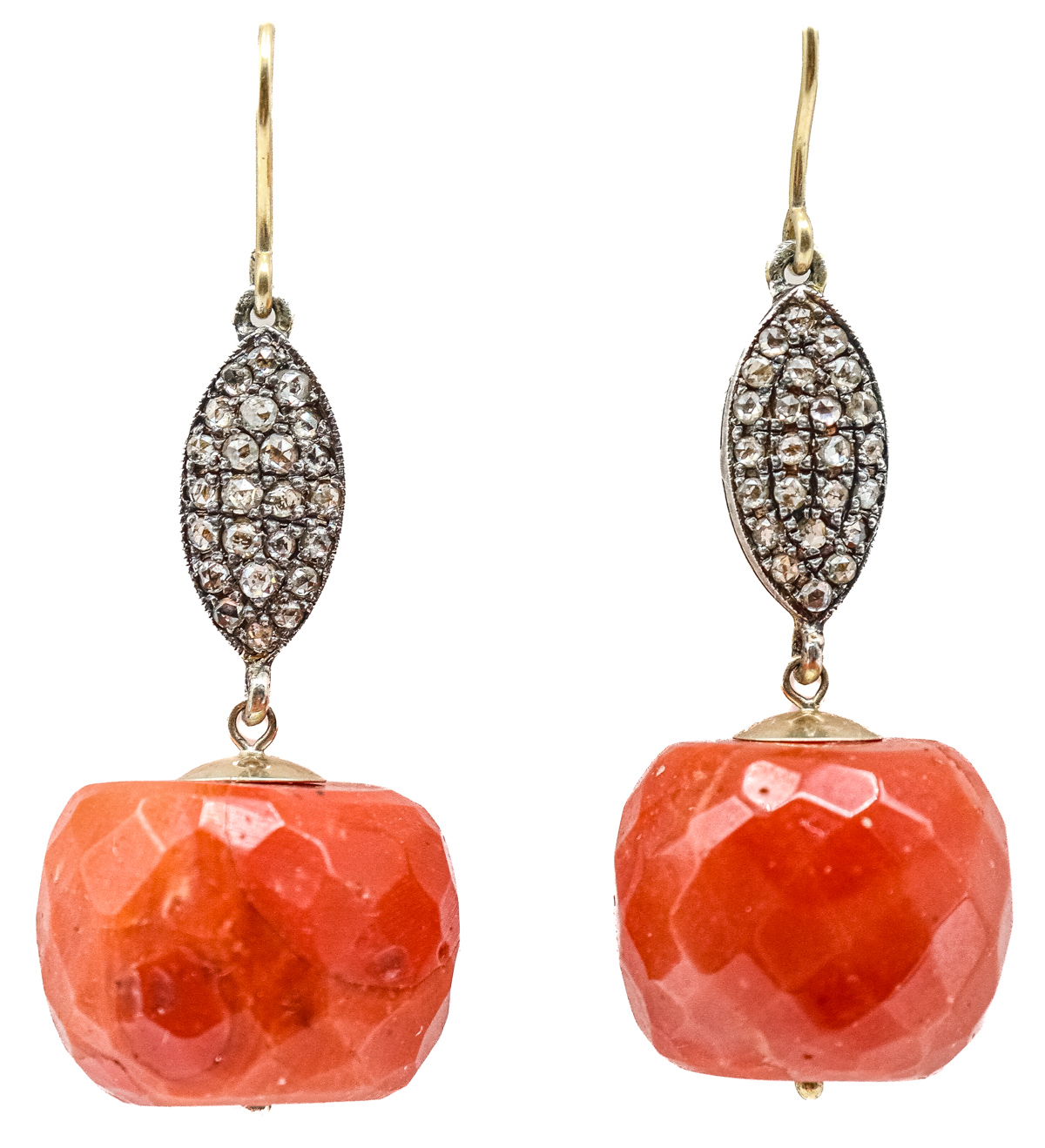 PENDIENTES LARGOS CON DIAMANTES Y CORAL