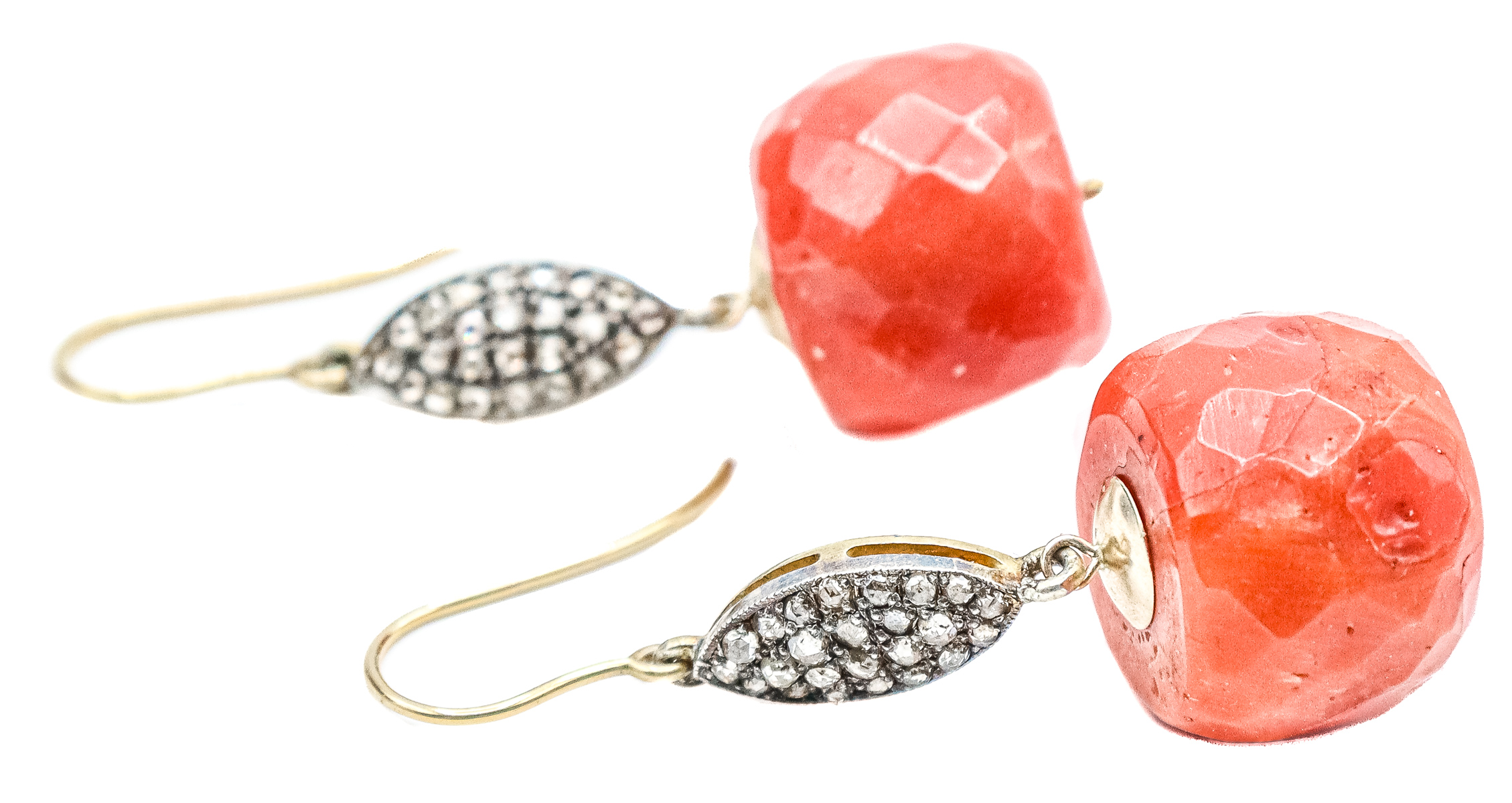 PENDIENTES LARGOS CON DIAMANTES Y CORAL