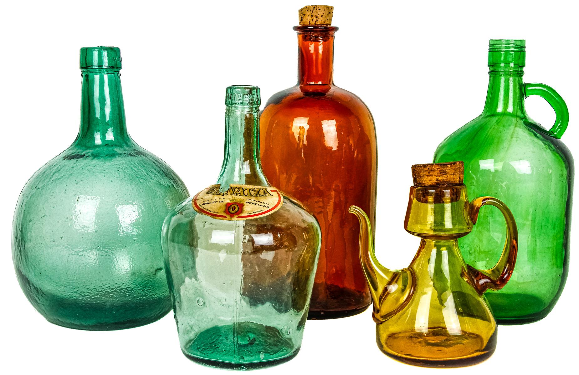 CUATRO BOTELLAS Y ACEITERA EN CRISTAL PRIMERA MITAD S.XX