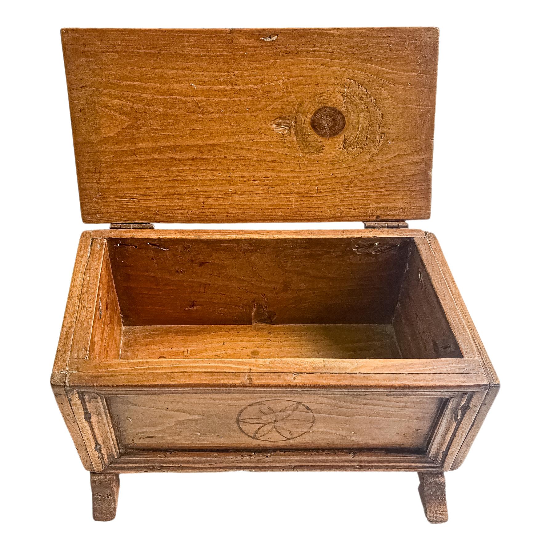 DOS CAJAS RÚSTICAS DEL PRIMER CUARTO DE SIGLO XX