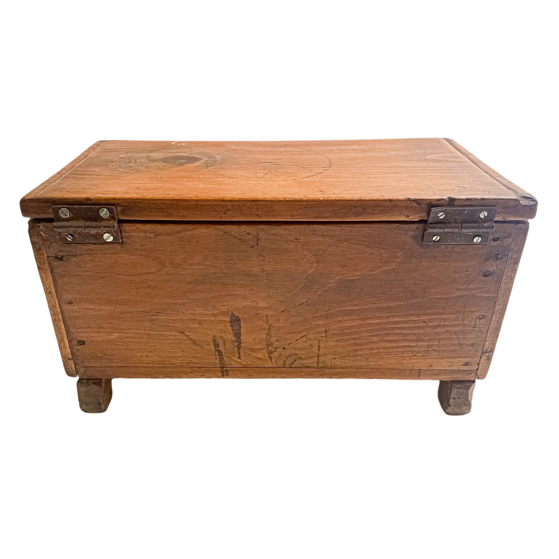 DOS CAJAS RÚSTICAS DEL PRIMER CUARTO DE SIGLO XX