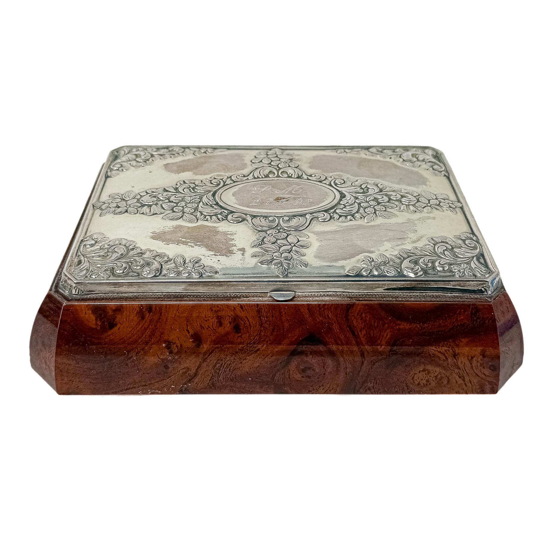 CAJA CON TAPA DE PLATA DE FINALES DE SIGLO XX