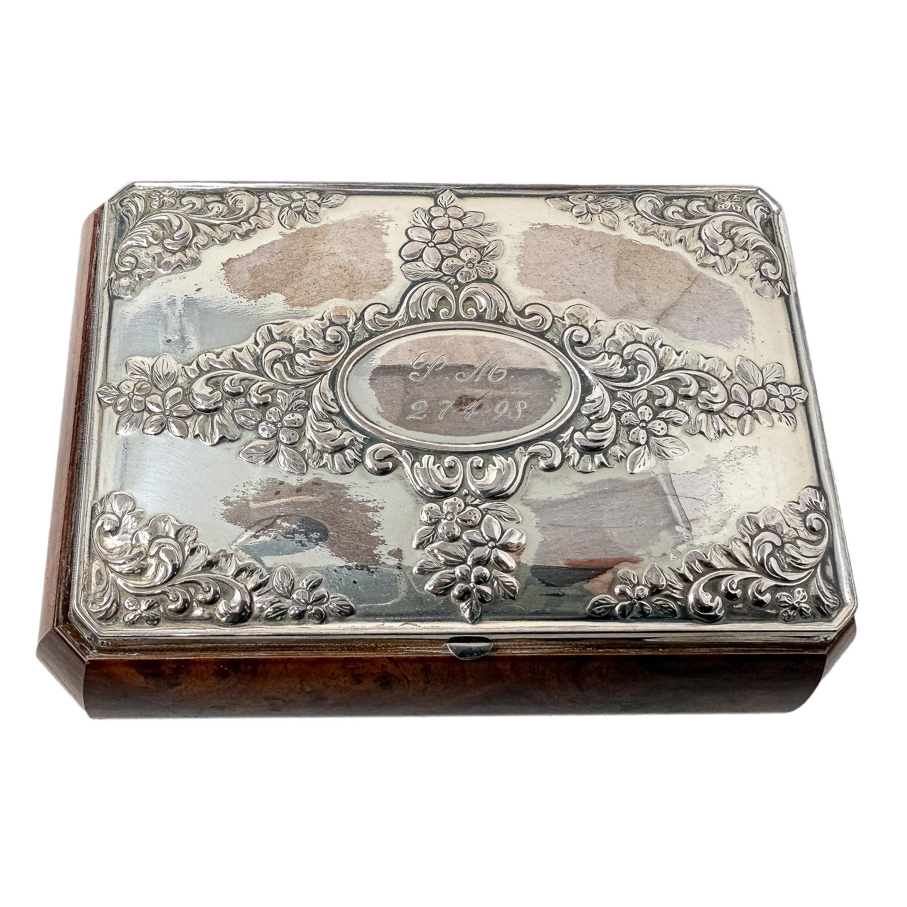 CAJA CON TAPA DE PLATA DE FINALES DE SIGLO XX