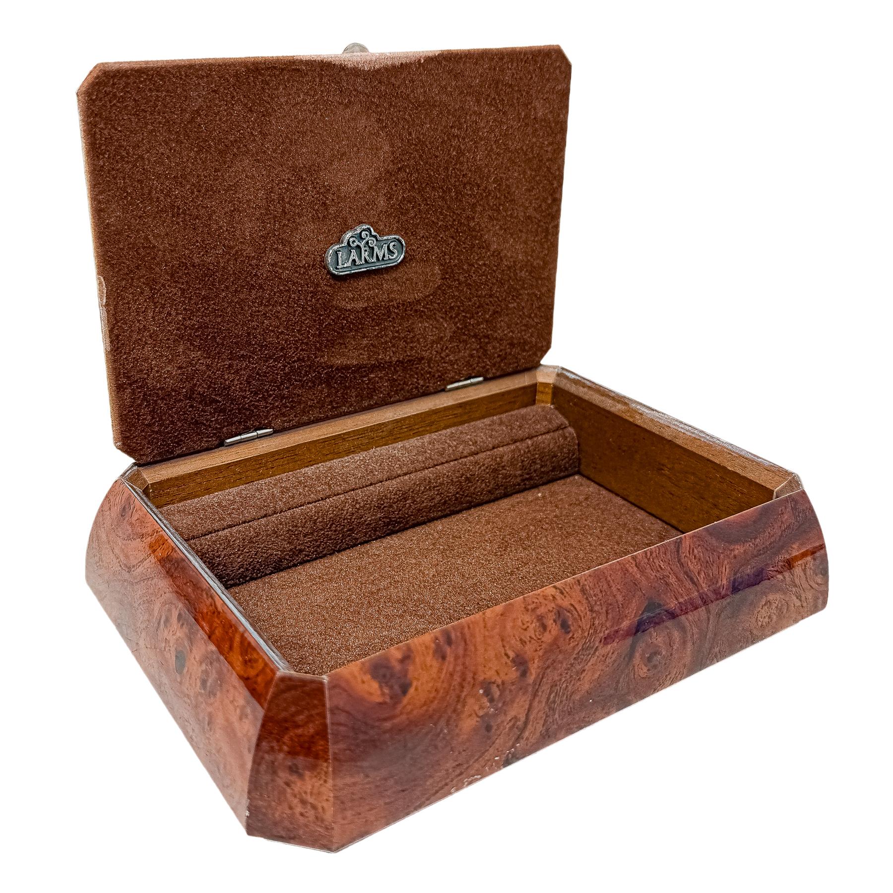 CAJA CON TAPA DE PLATA DE FINALES DE SIGLO XX