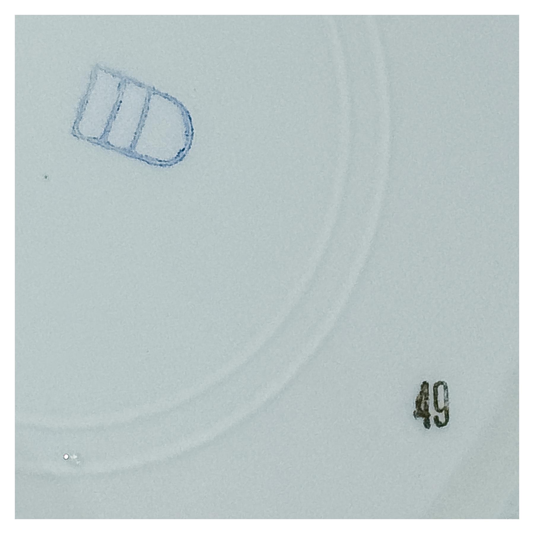 TRES PLATOS DE PORCELANA DE MEDIADOS DEL SIGLO XX