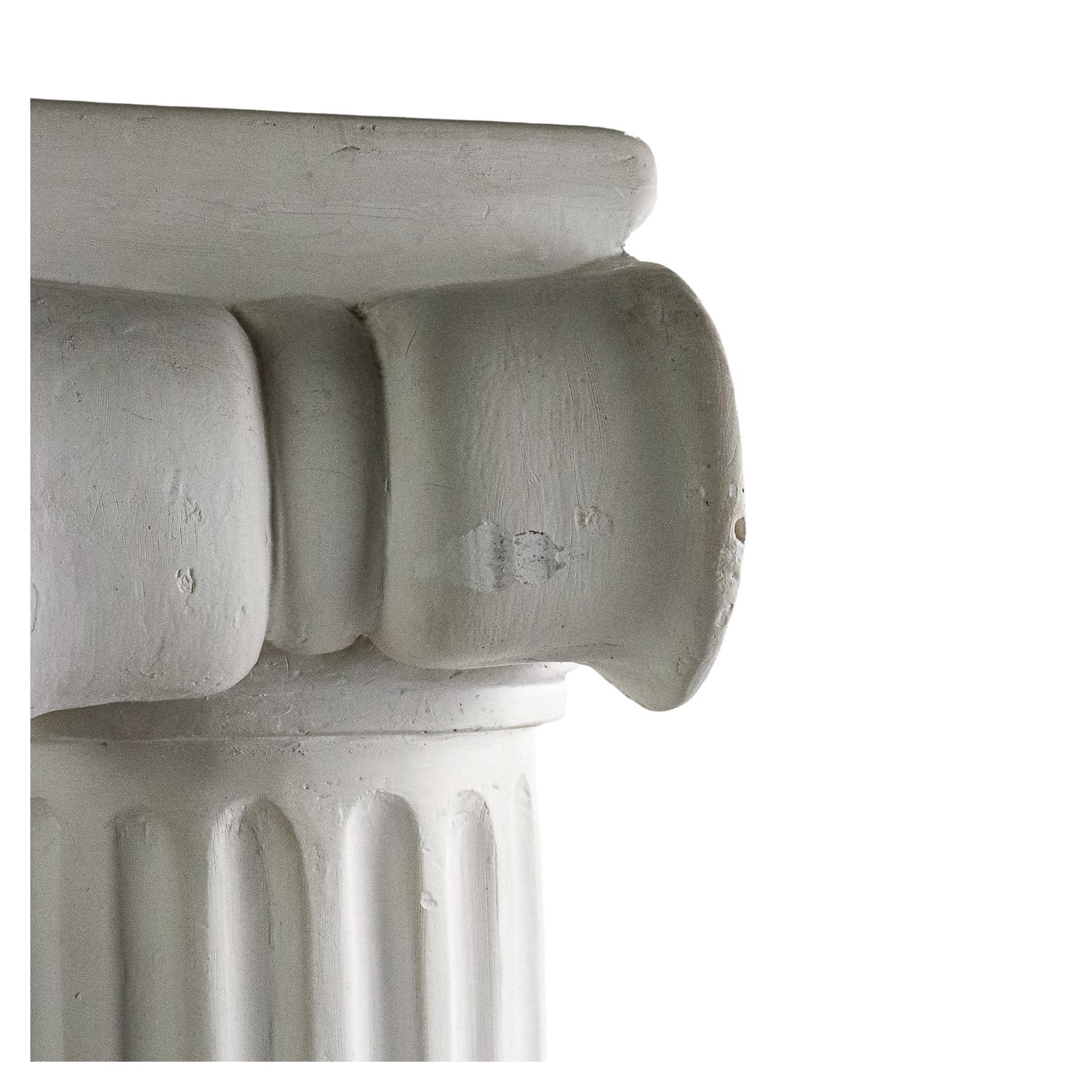 PEANA COLUMNA CLÁSICA DEL ÚLTIMO CUARTO DE SIGLO XX