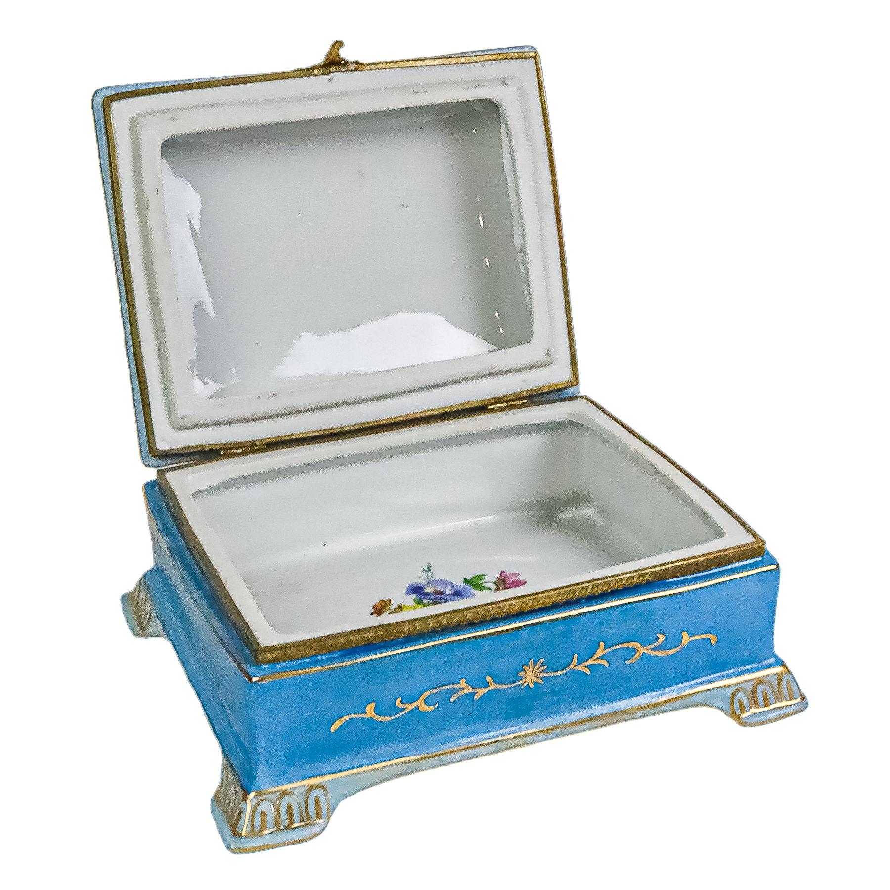 CAJA EN PORCELANA MEDIADOS SIGLO XX