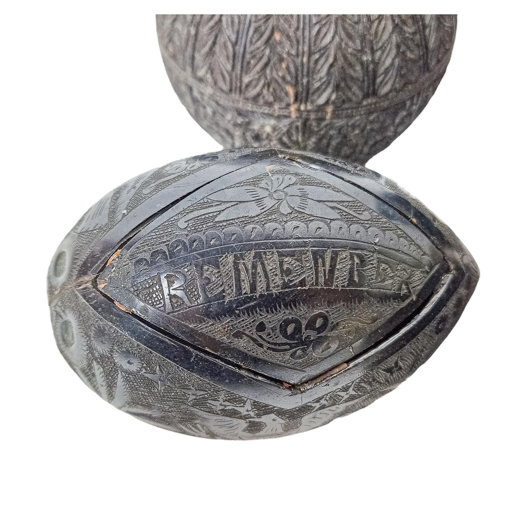 CALABAZA Y CUATRO COCOS TALLADOS S. XIX                   