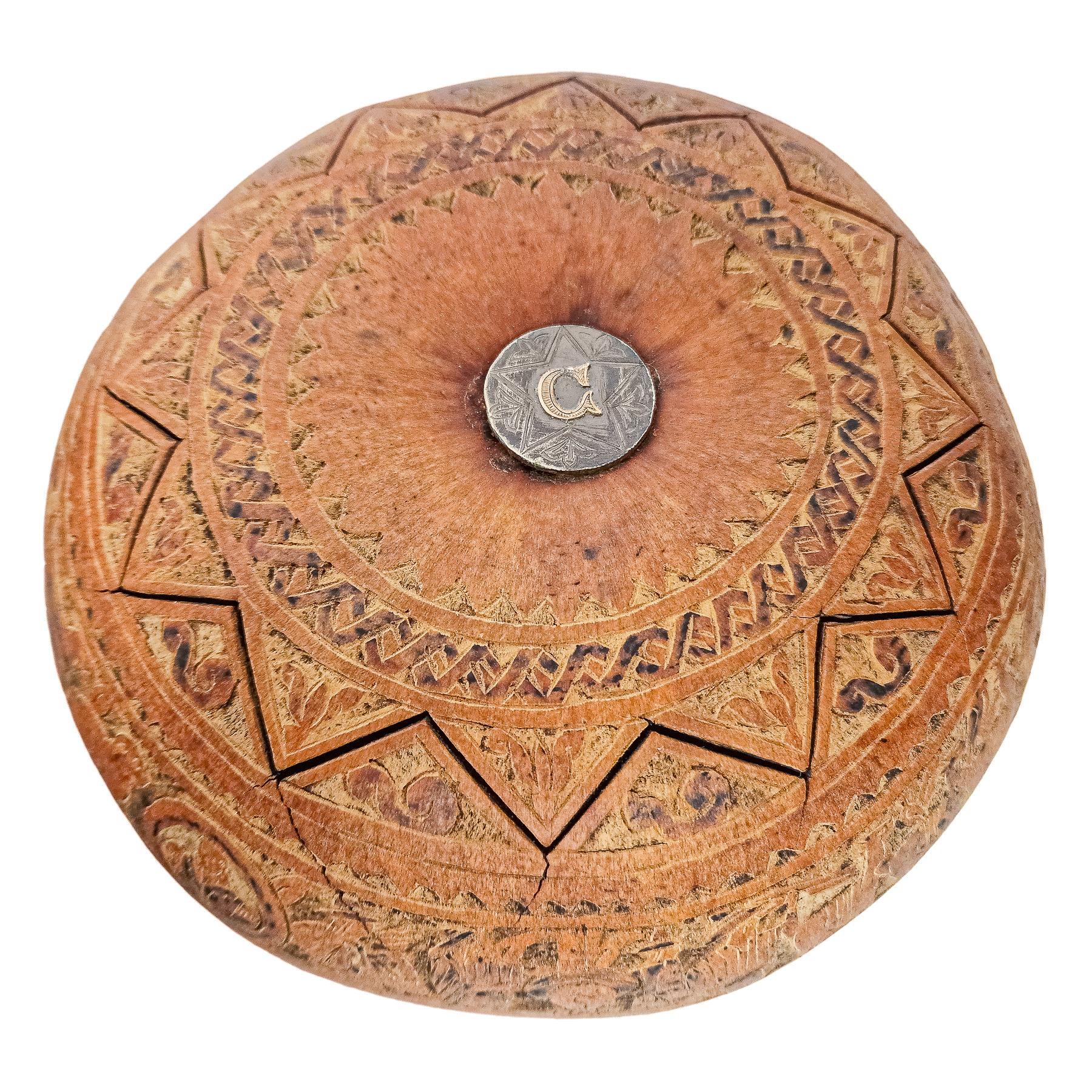 CALABAZA Y CUATRO COCOS TALLADOS S. XIX                   