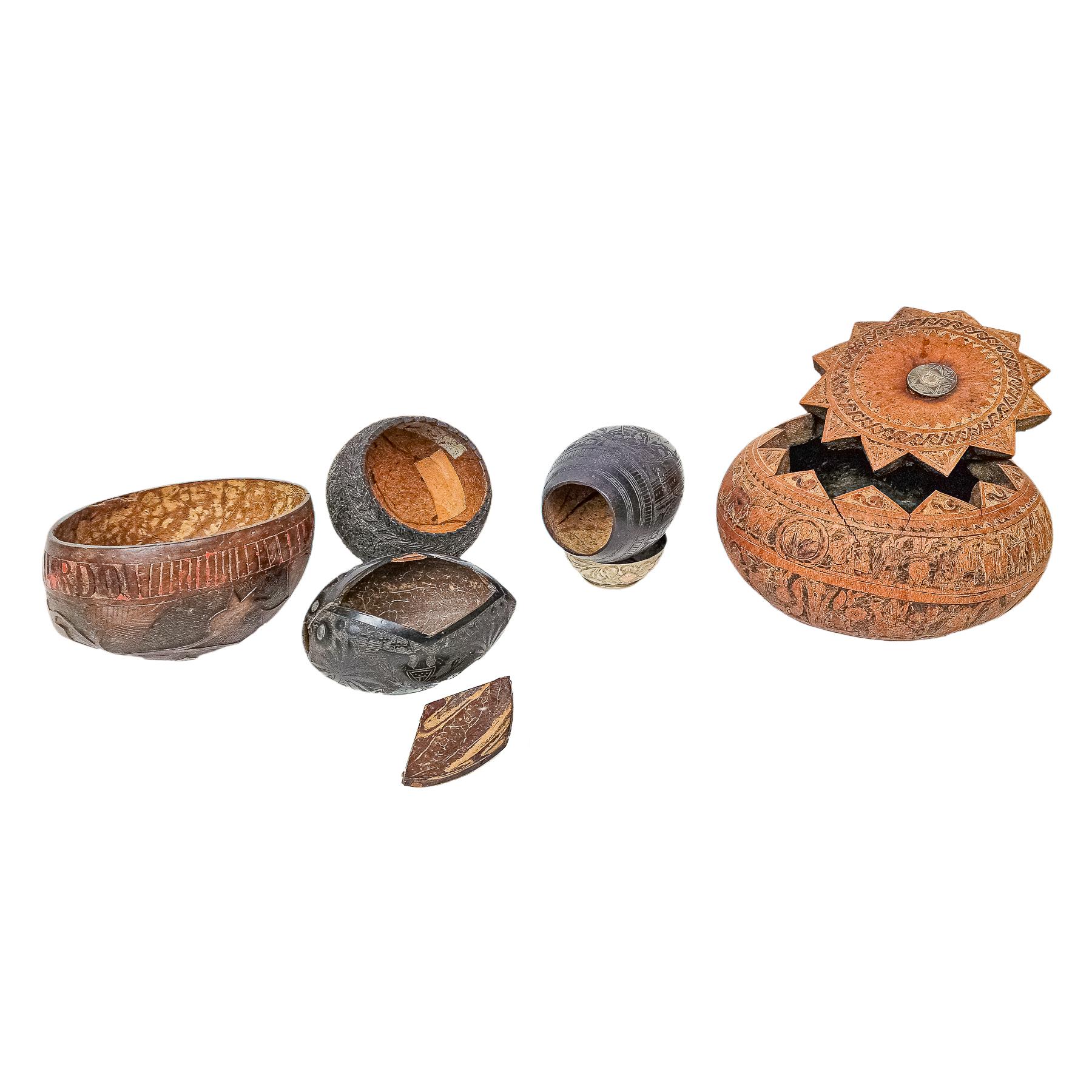CALABAZA Y CUATRO COCOS TALLADOS S. XIX                   