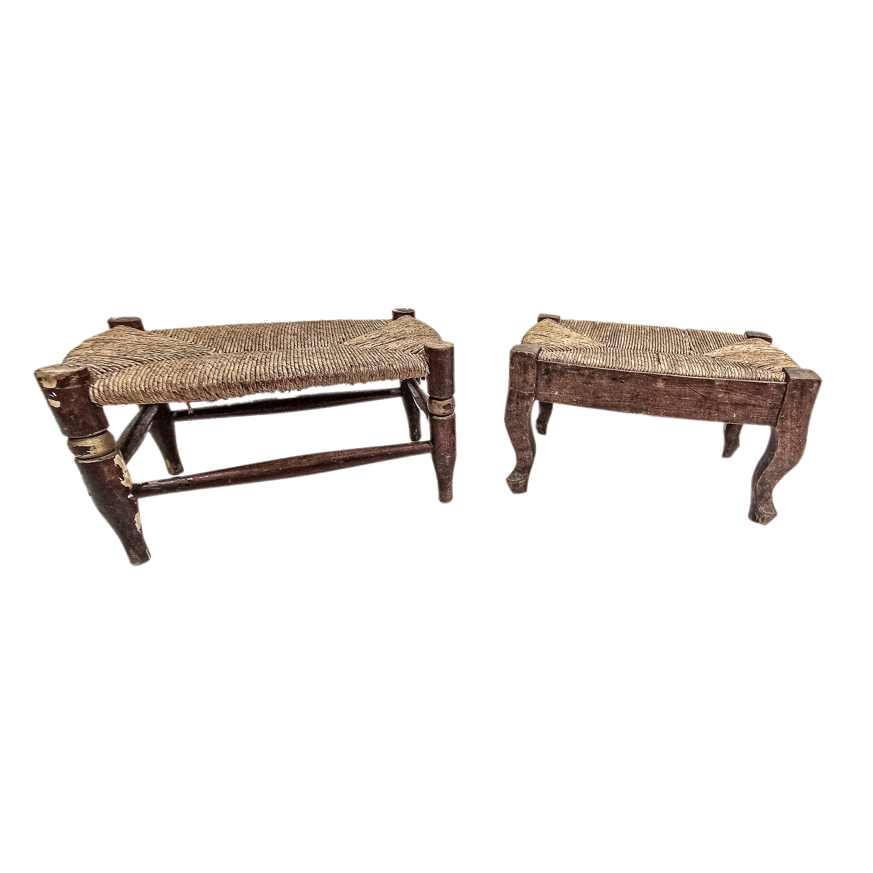 PAREJA DE PEQUEÑAS BANQUETAS DEL PRIMER CUARTO DE SIGLO XX