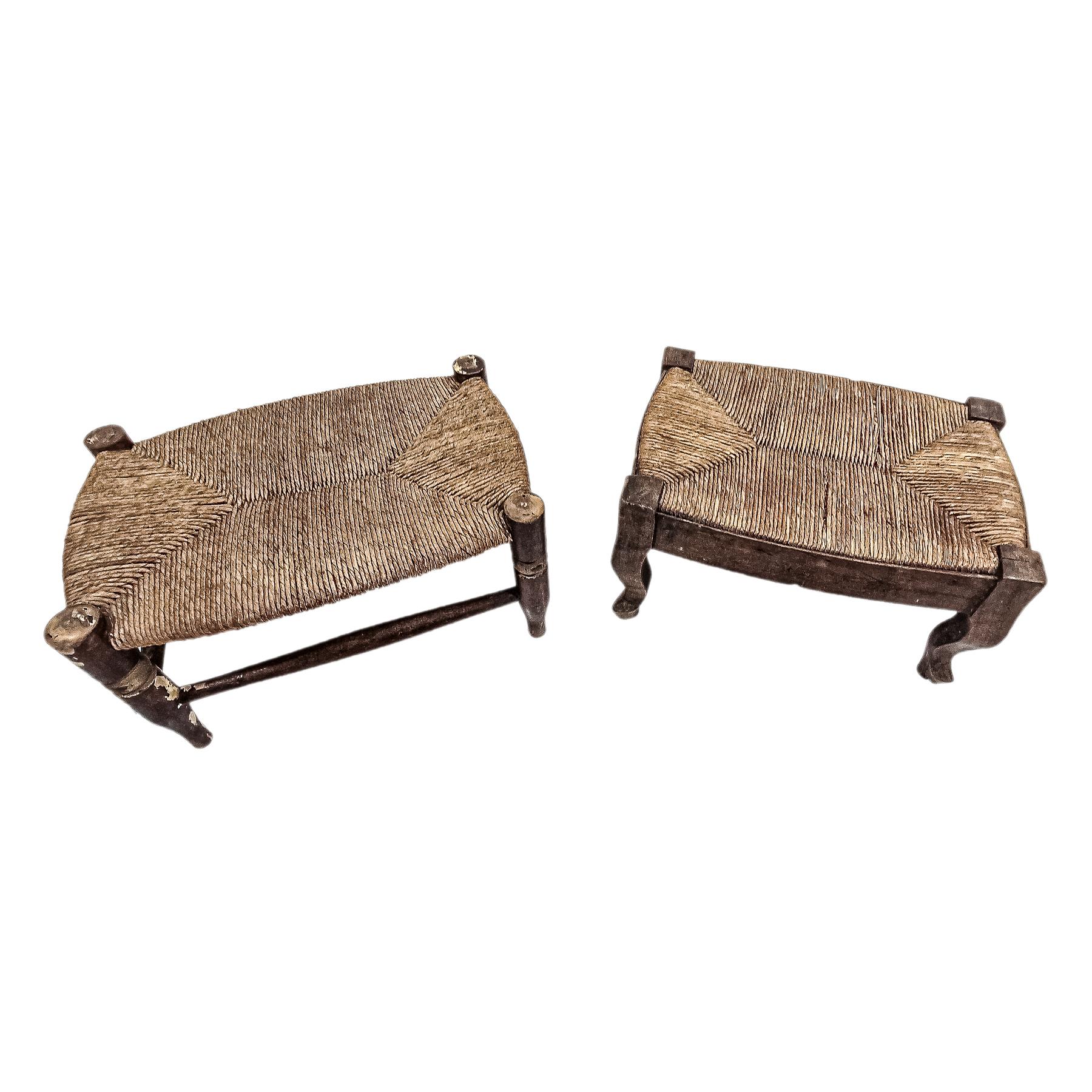 PAREJA DE PEQUEÑAS BANQUETAS DEL PRIMER CUARTO DE SIGLO XX
