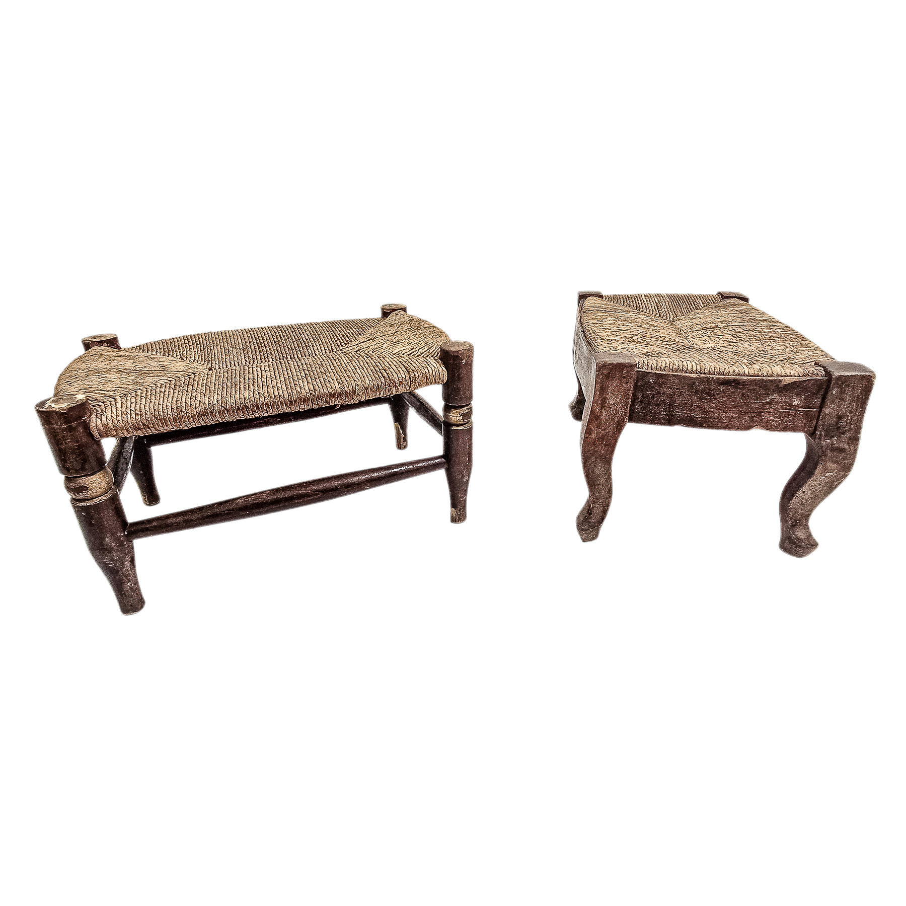 PAREJA DE PEQUEÑAS BANQUETAS DEL PRIMER CUARTO DE SIGLO XX