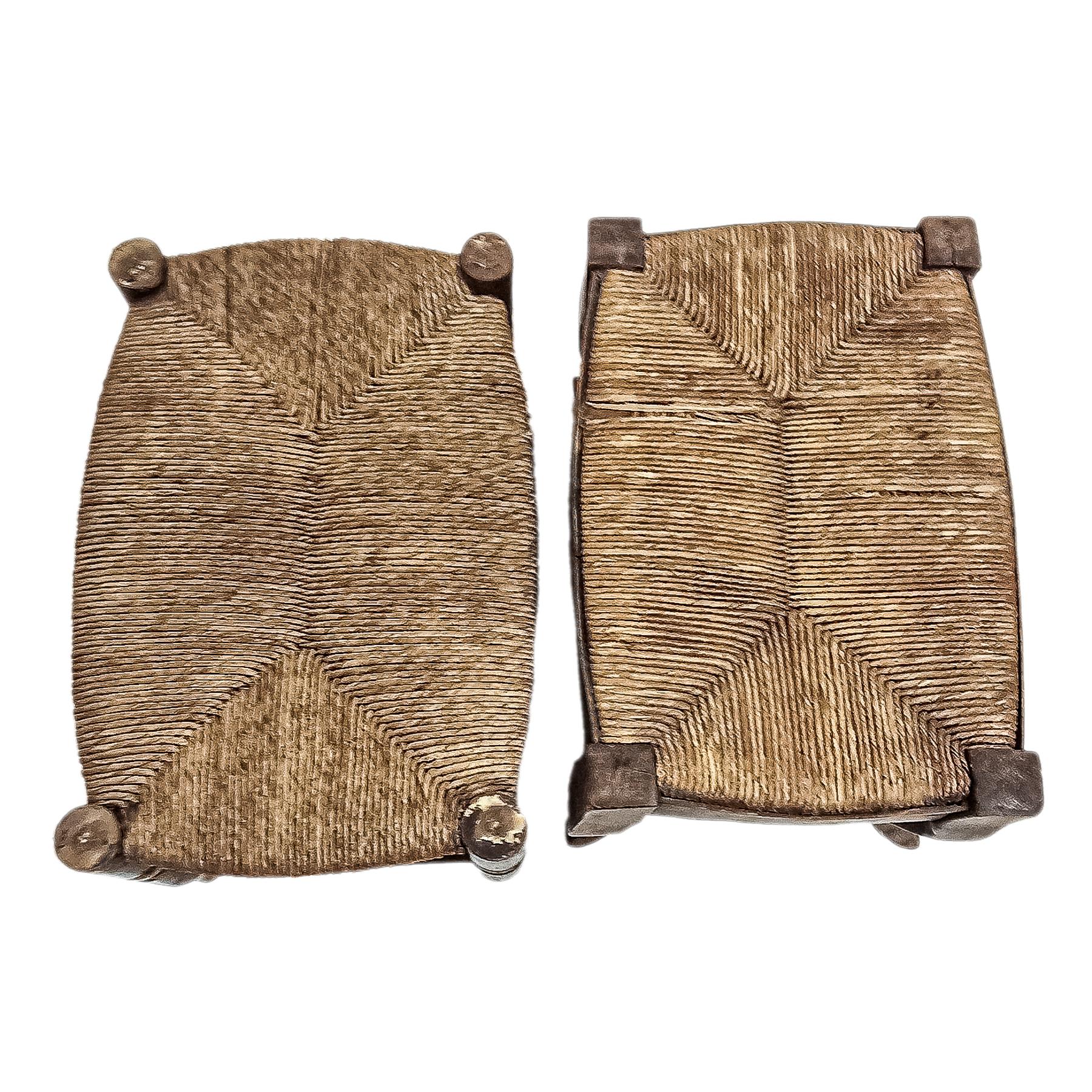 PAREJA DE PEQUEÑAS BANQUETAS DEL PRIMER CUARTO DE SIGLO XX