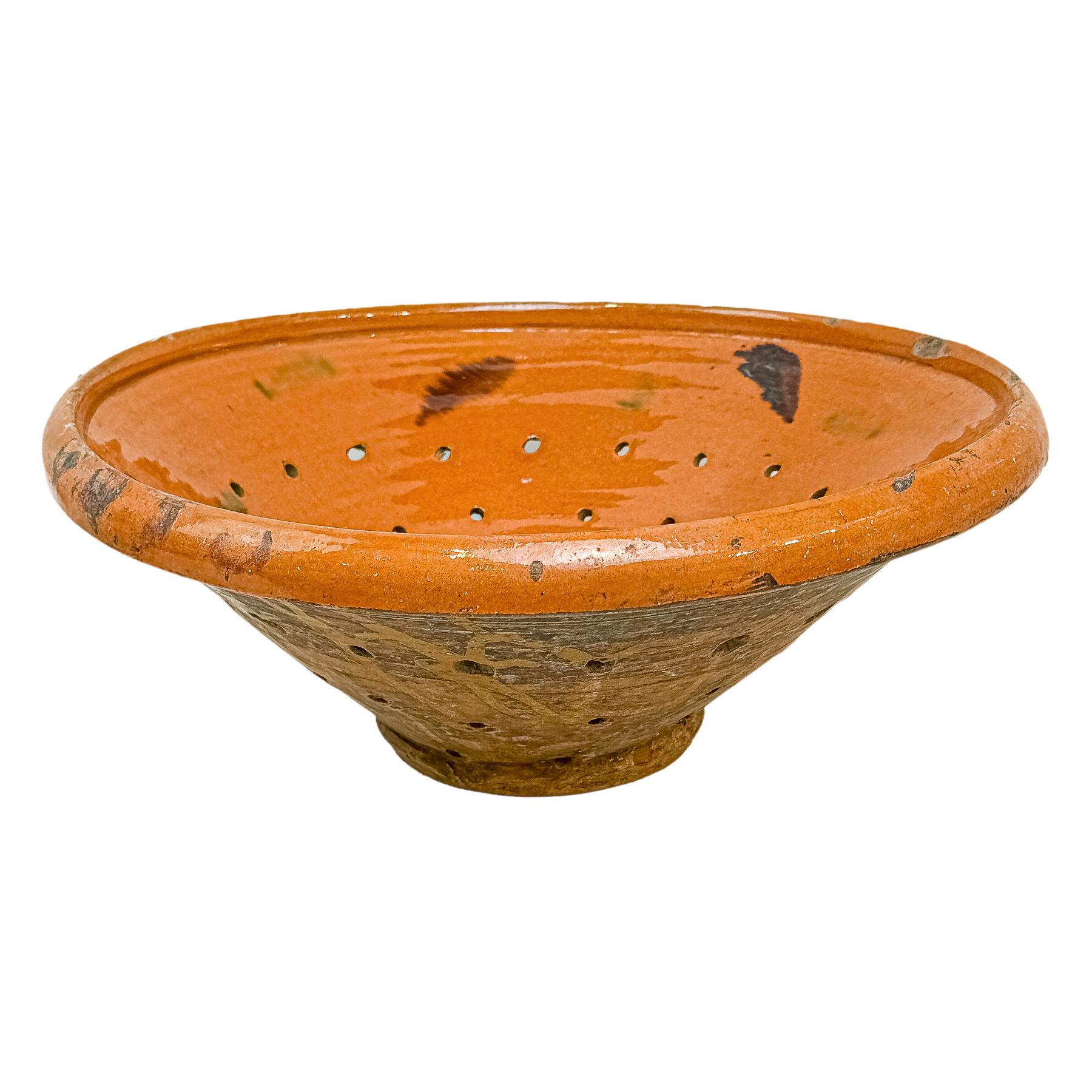 PLATO Y ESCURRIDERA DE CERÁMICA DEL PRIMER TERCIO S. XX