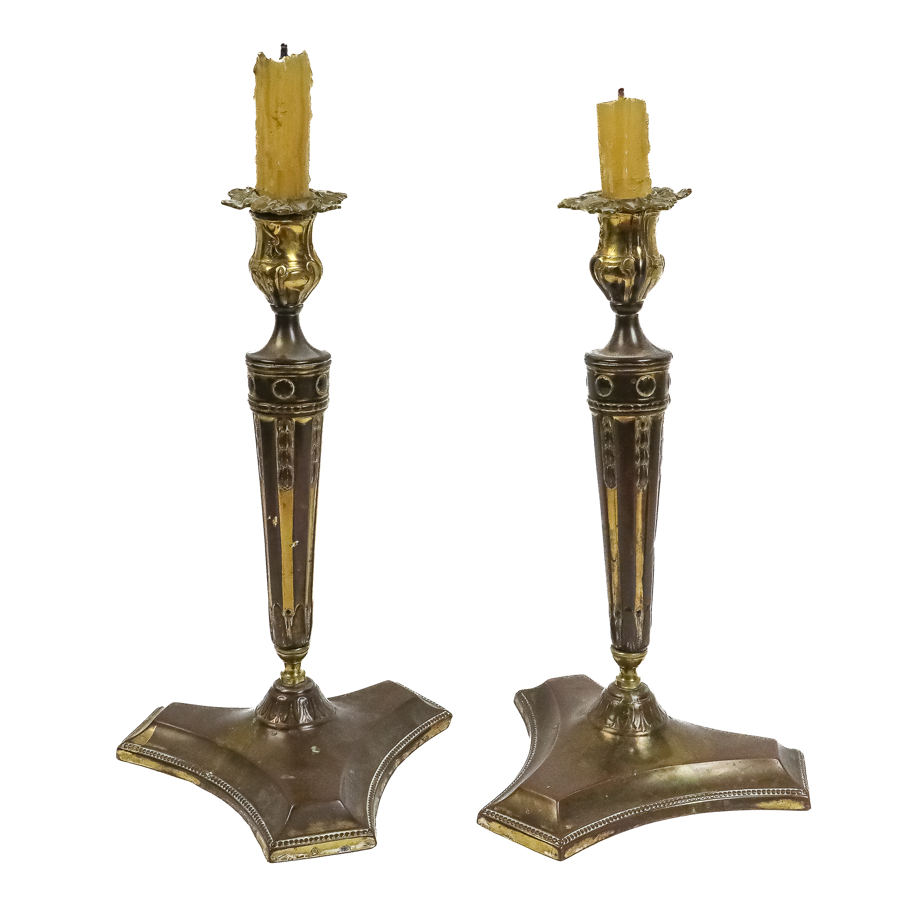 PAREJA DE CANDELEROS DE METAL DEL PRIMER CUARTO DE SIGLO XX