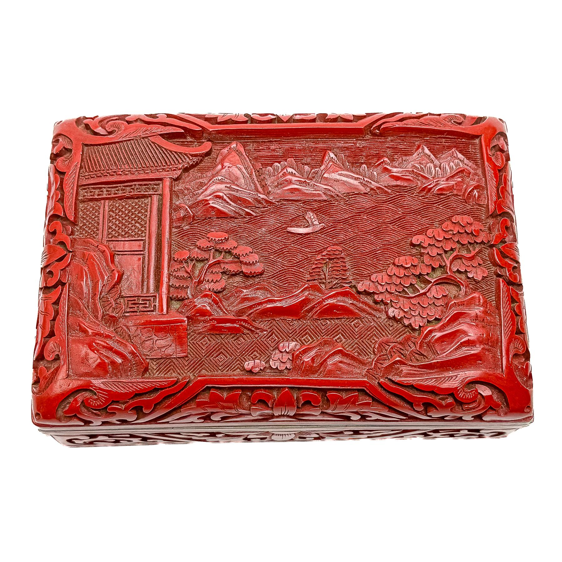 CAJA ORIENTAL LACADA  DE LA SEGUNDA MITAD DEL S.XX