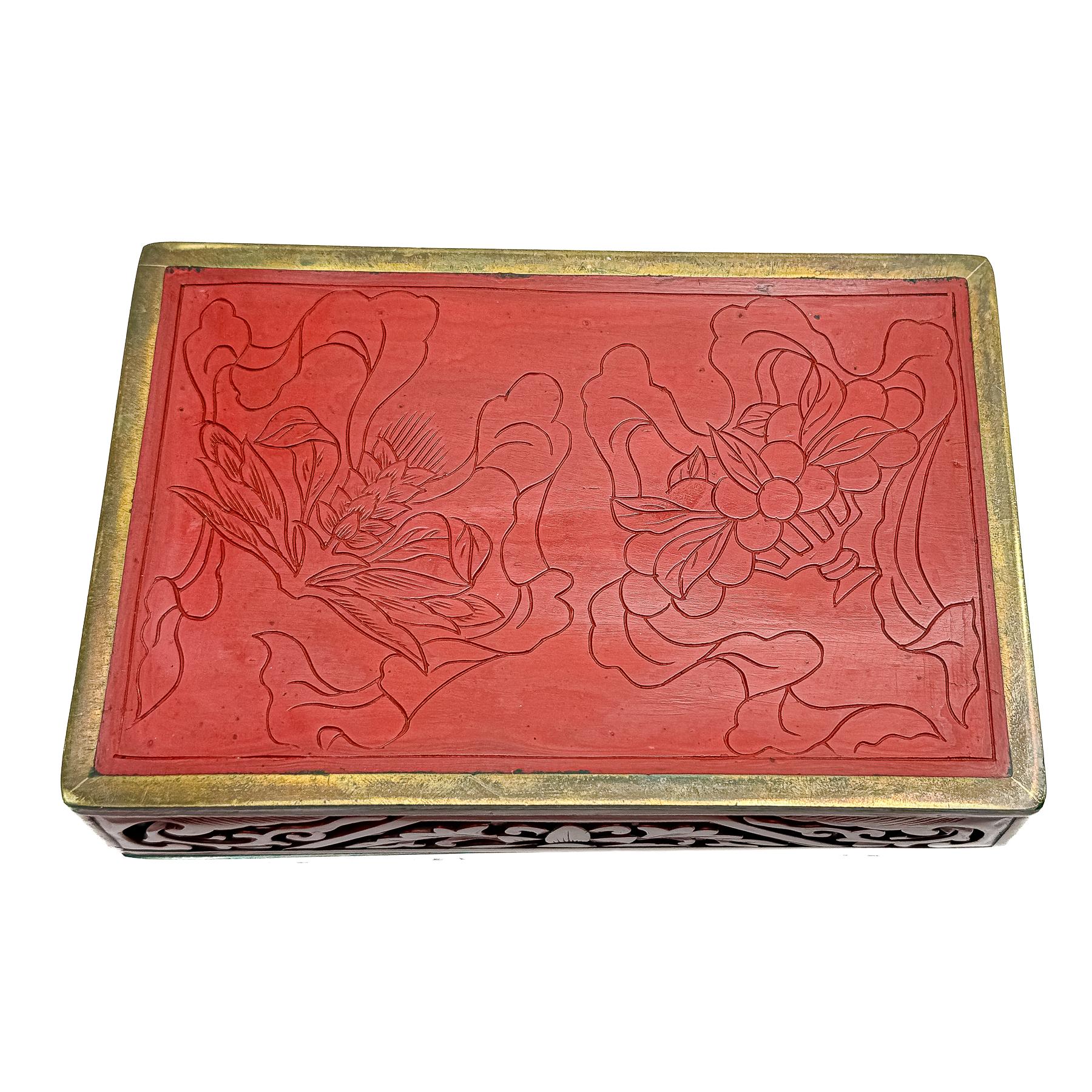 CAJA ORIENTAL LACADA  DE LA SEGUNDA MITAD DEL S.XX