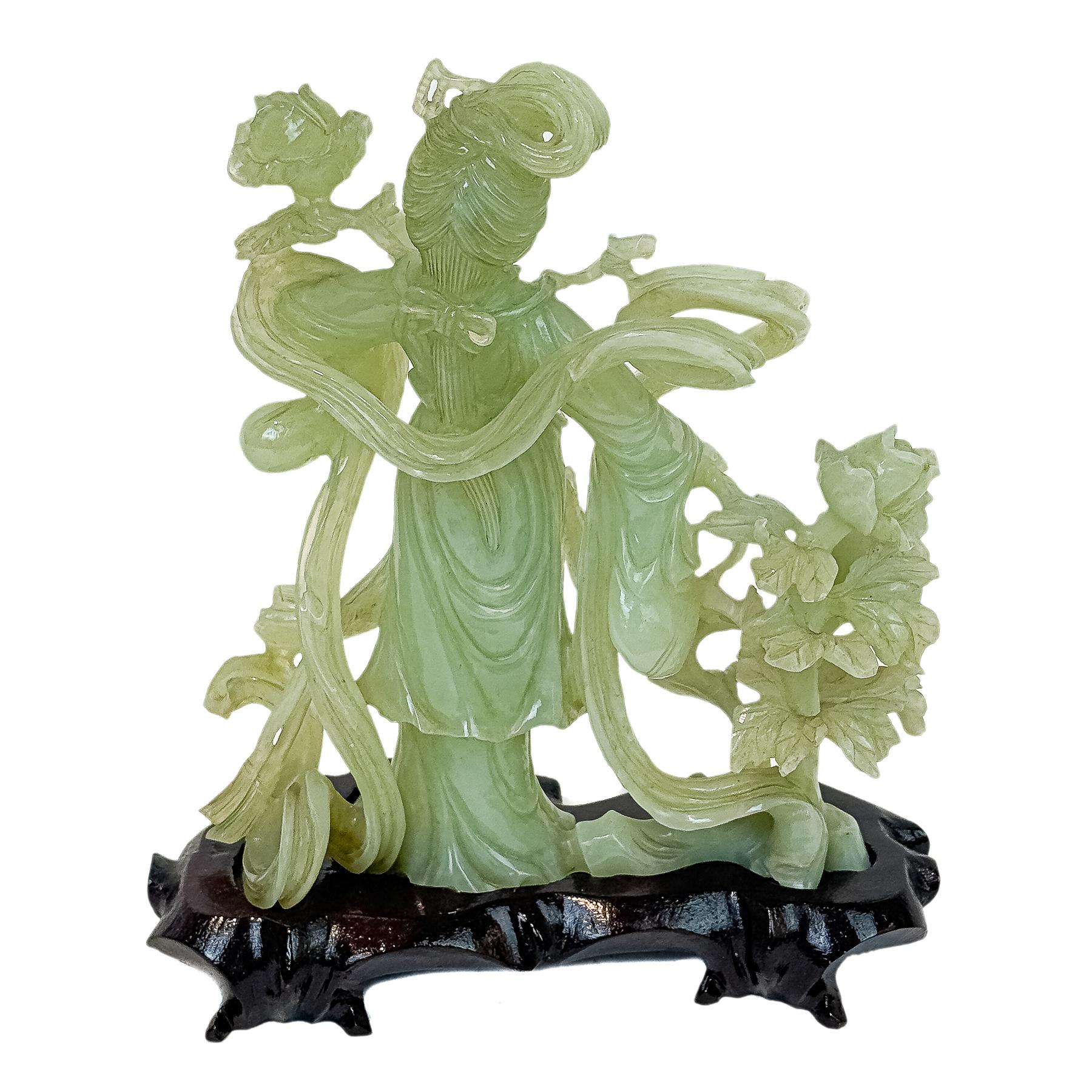 FIGURA ORIENTAL EN JADE JADEITA DE LA SEGUNDA MITAD DE S. XX