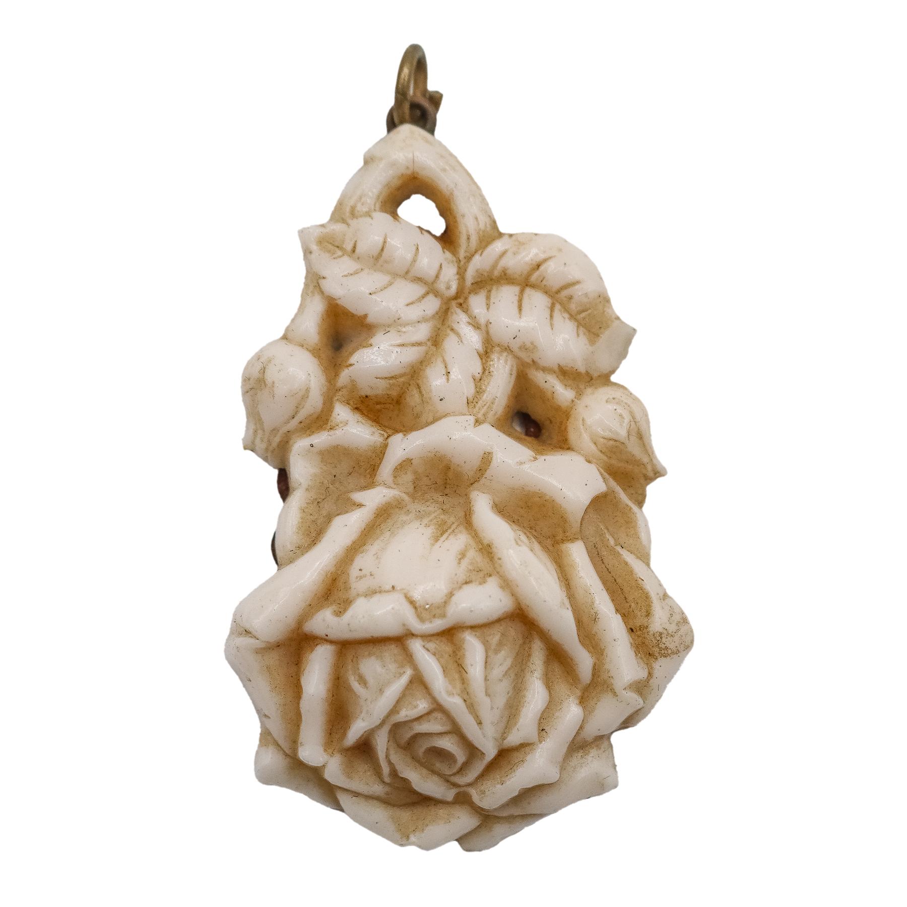 COLGANTES Y BROCHE DE BISUTERIA DEL S.XIX Y PPS. DEL S.XX