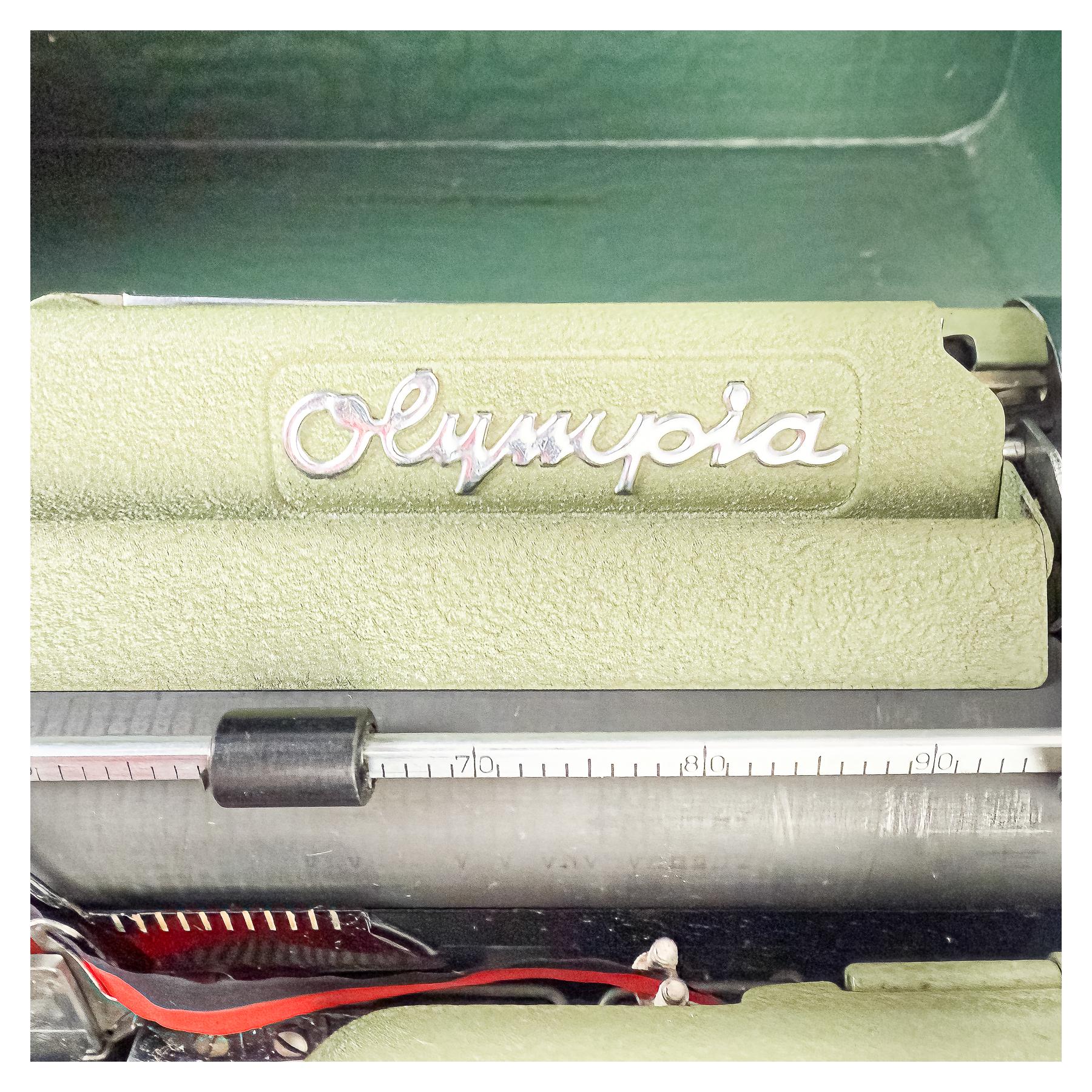 MAQUINA DE ESCRIBIR OLYMPIA DE LOS AÑOS 50