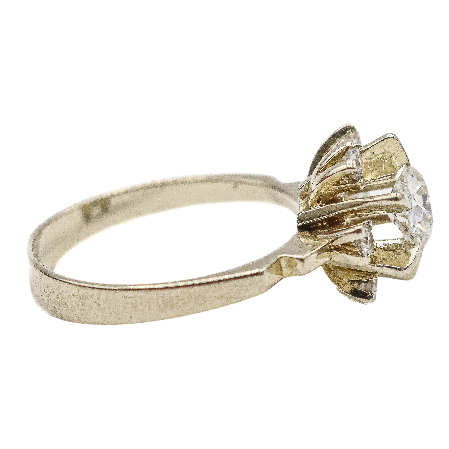 SORTIJA CON ROSETÓN CON DIAMANTES, AÑOS 50