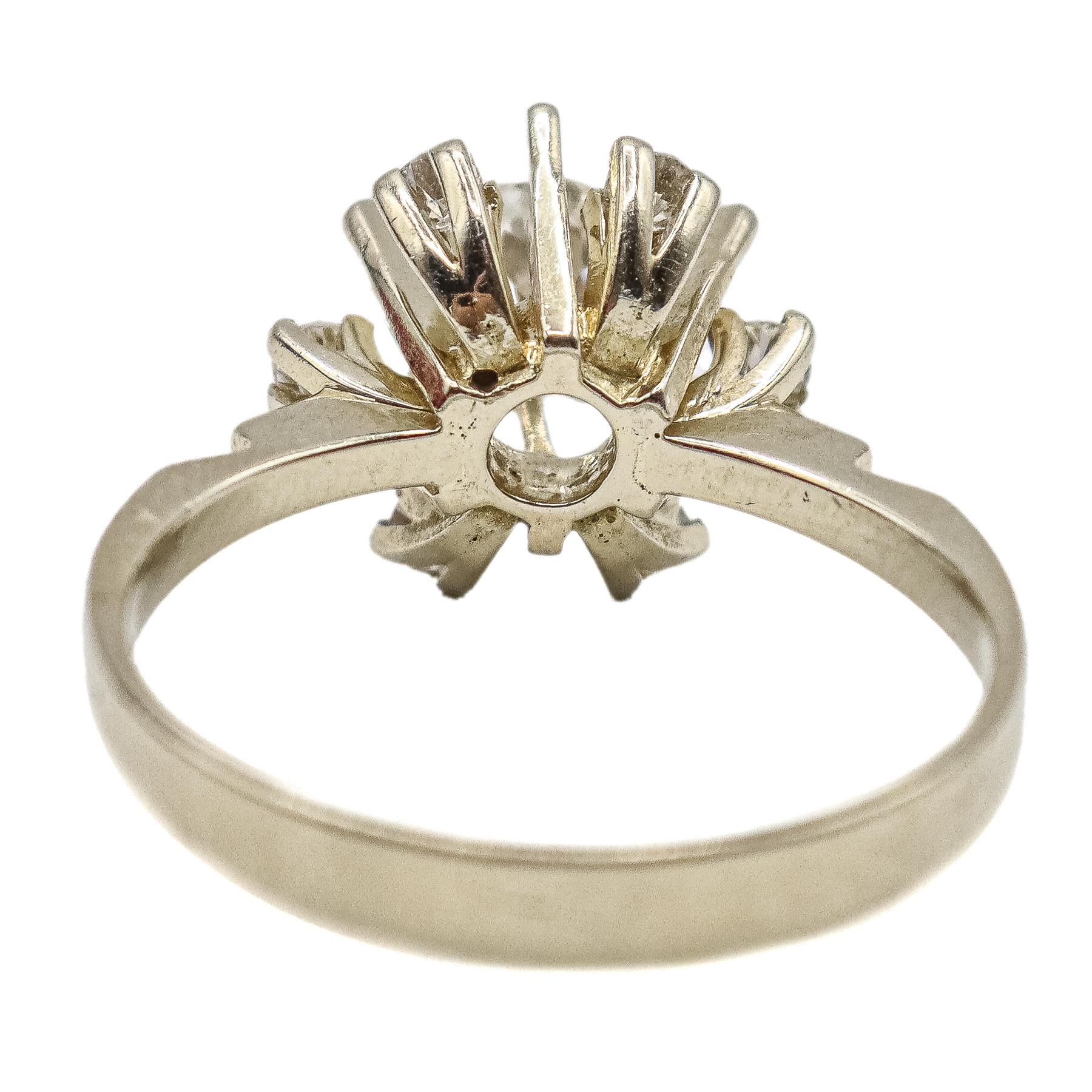 SORTIJA CON ROSETÓN CON DIAMANTES, AÑOS 50