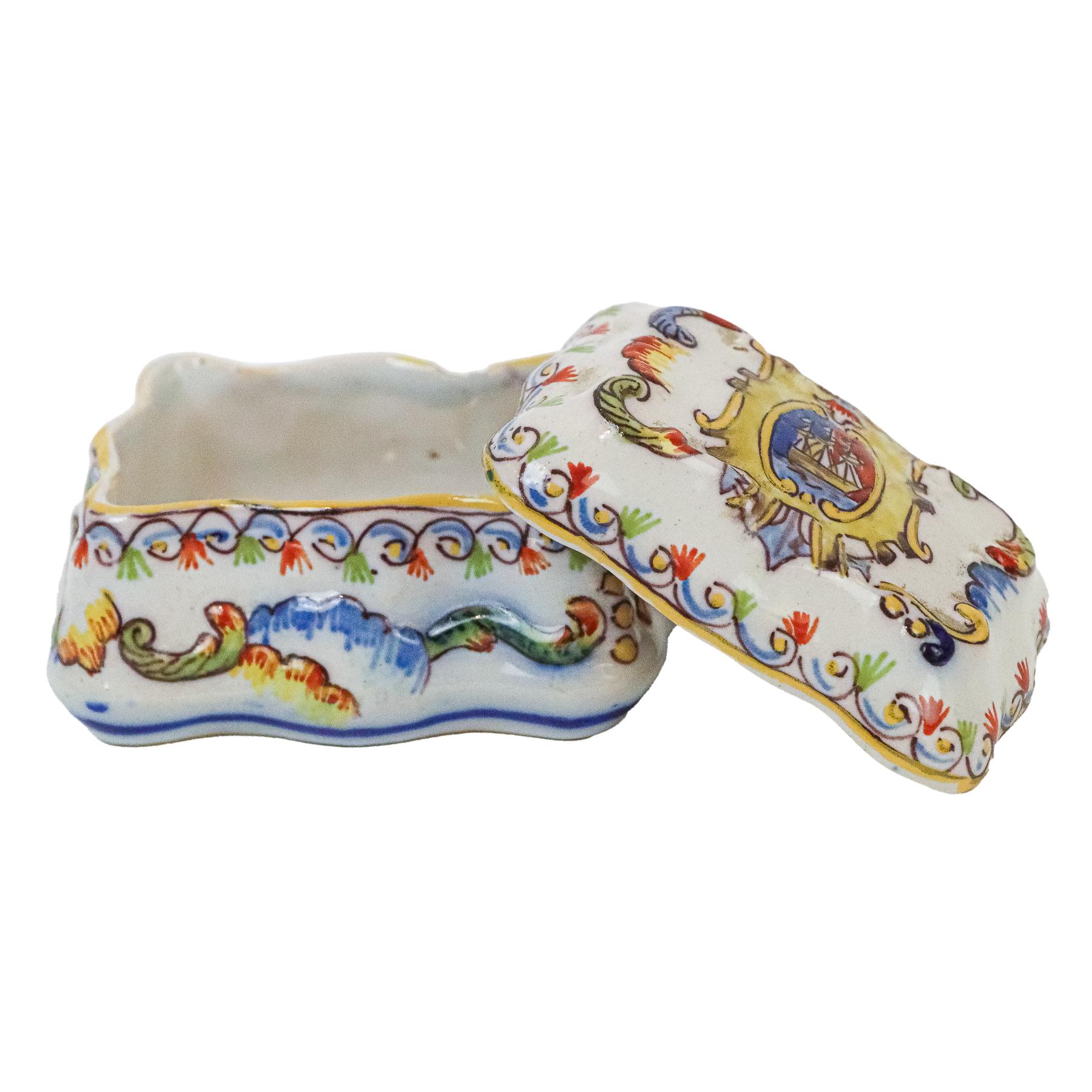 PEQUEÑA CAJITA EN PORCELANA DE MEDIADOS S. XX