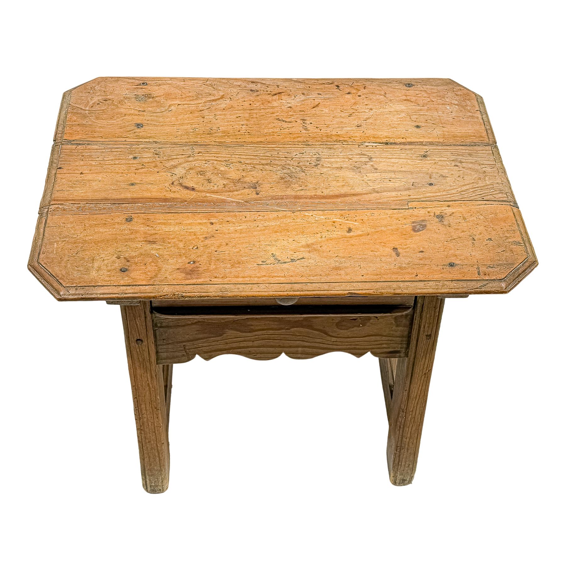 MESITA RÚSTICA DE PRIMER CUARTO DE SIGLO XX