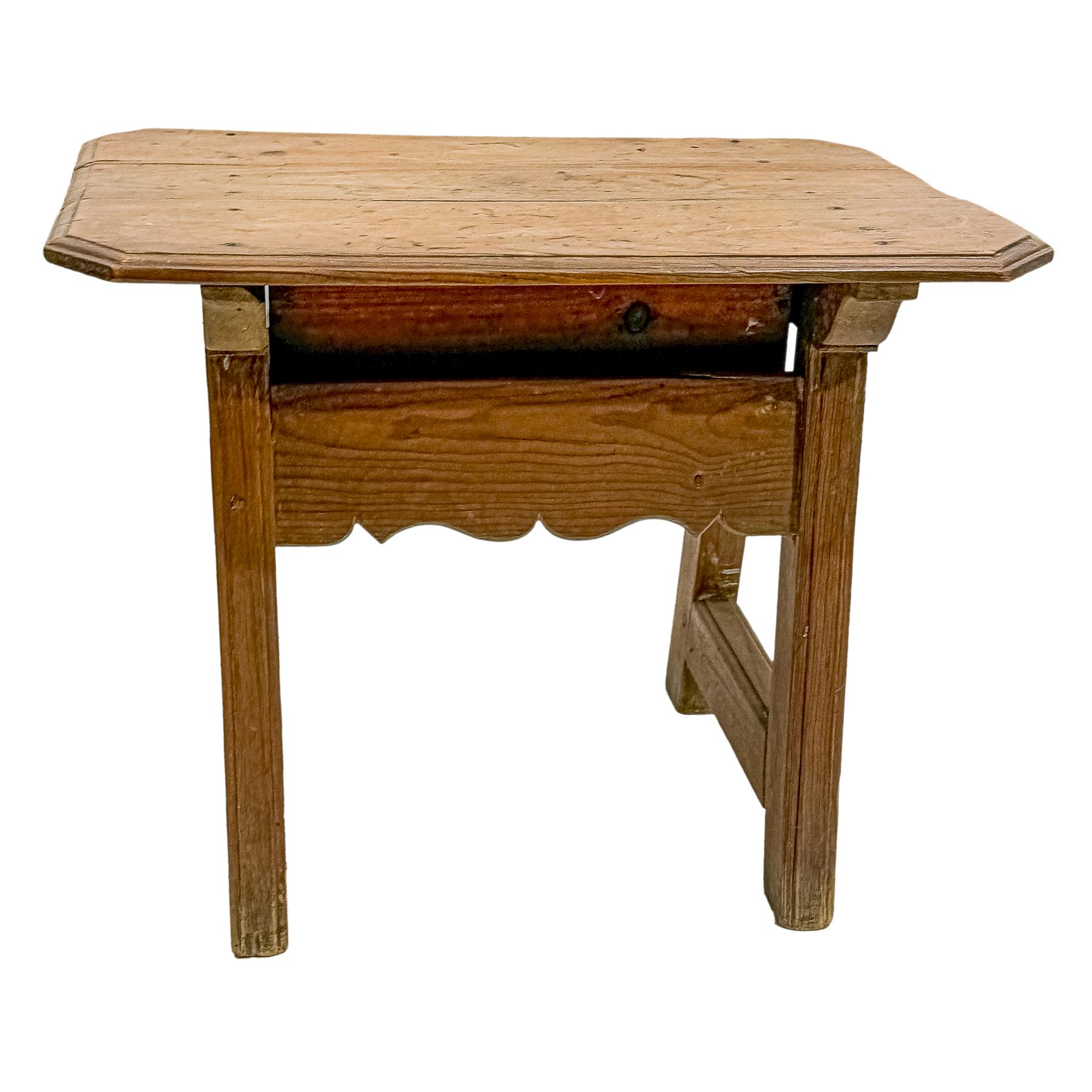 MESITA RÚSTICA DE PRIMER CUARTO DE SIGLO XX