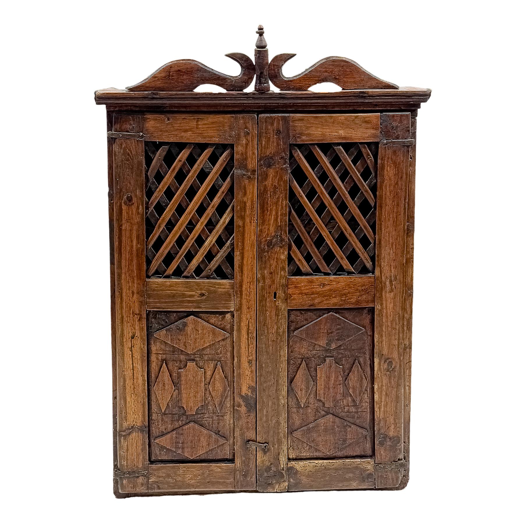 PEQUEÑO MUEBLE RÚSTICO DE FINALES DE SIGLO XIX