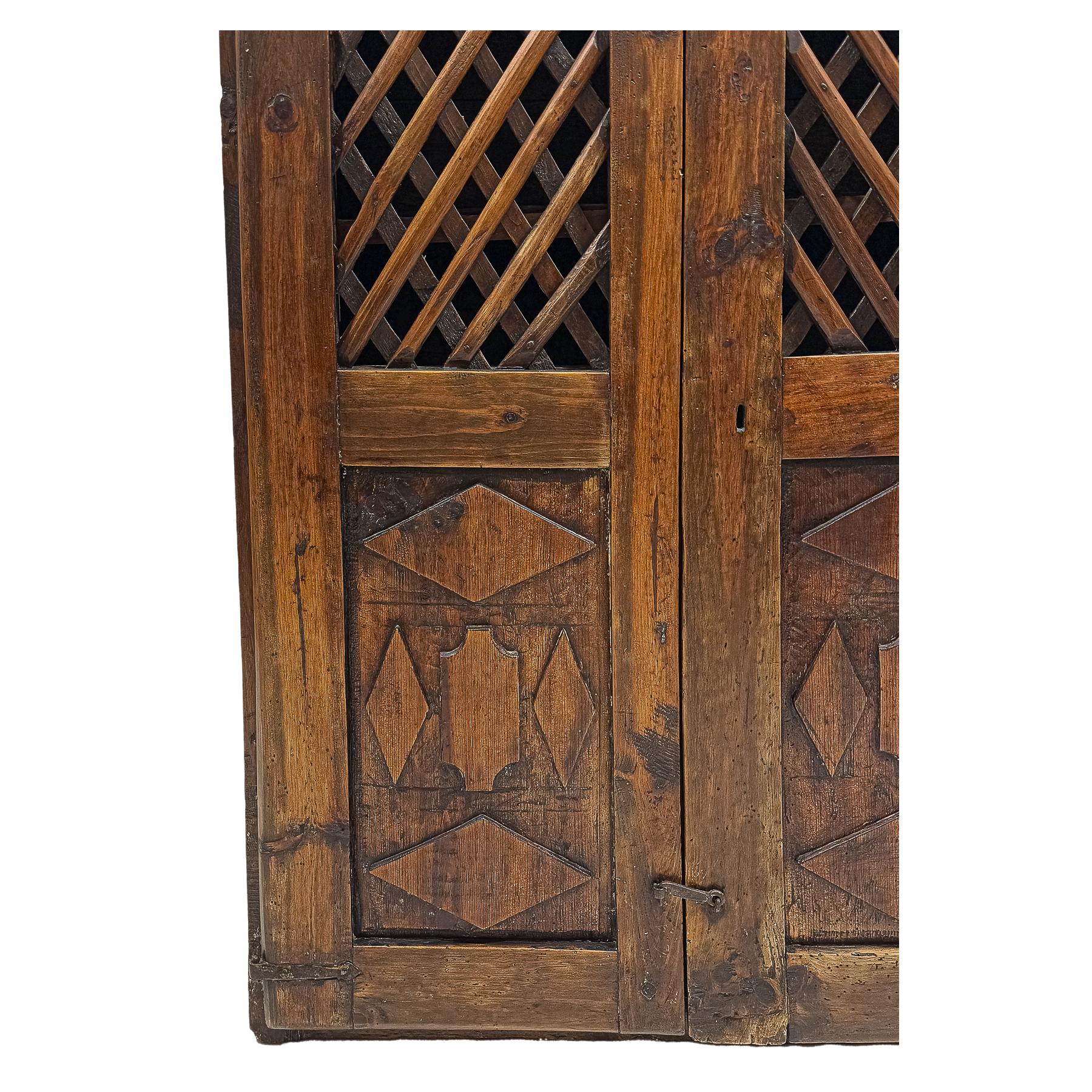 PEQUEÑO MUEBLE RÚSTICO DE FINALES DE SIGLO XIX