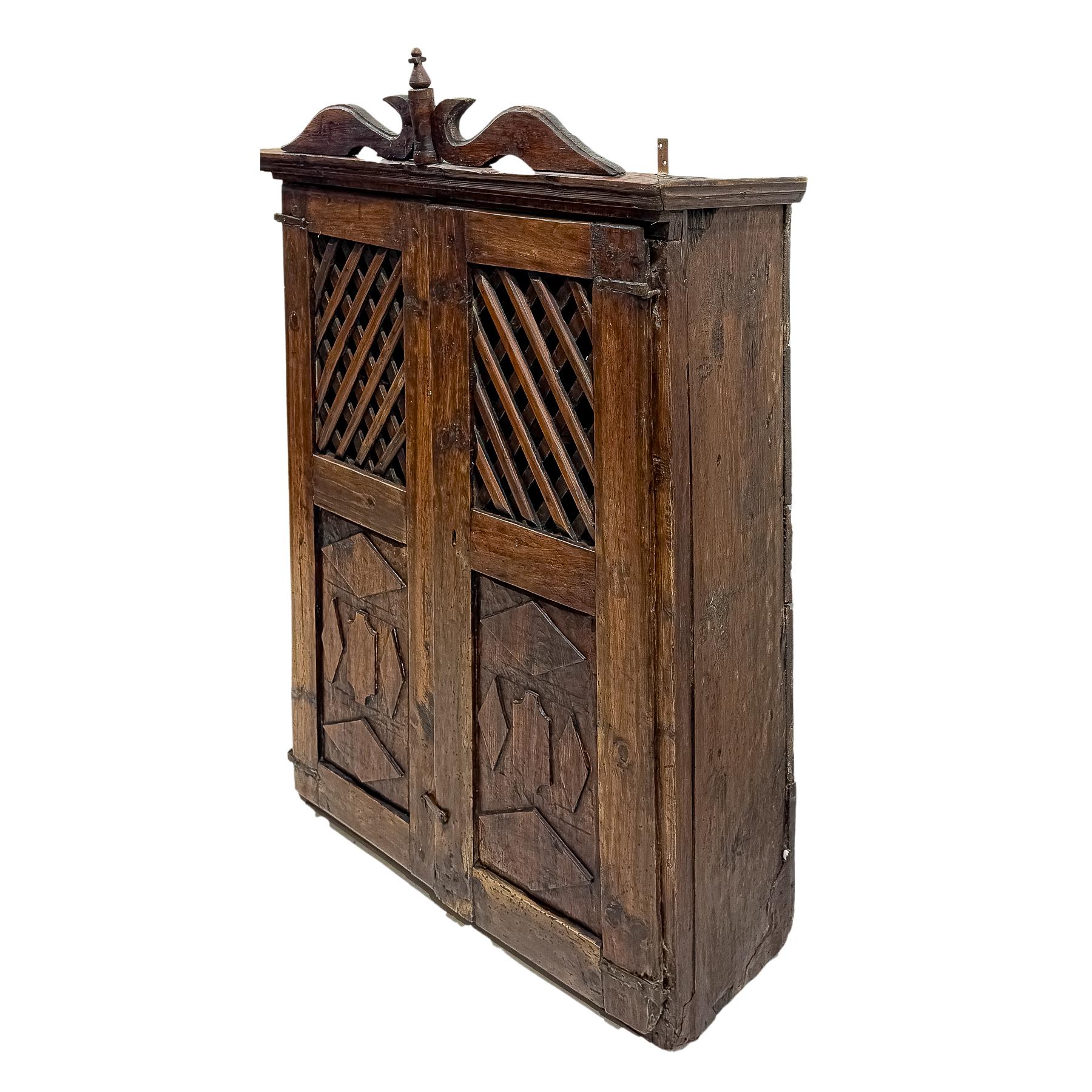 PEQUEÑO MUEBLE RÚSTICO DE FINALES DE SIGLO XIX