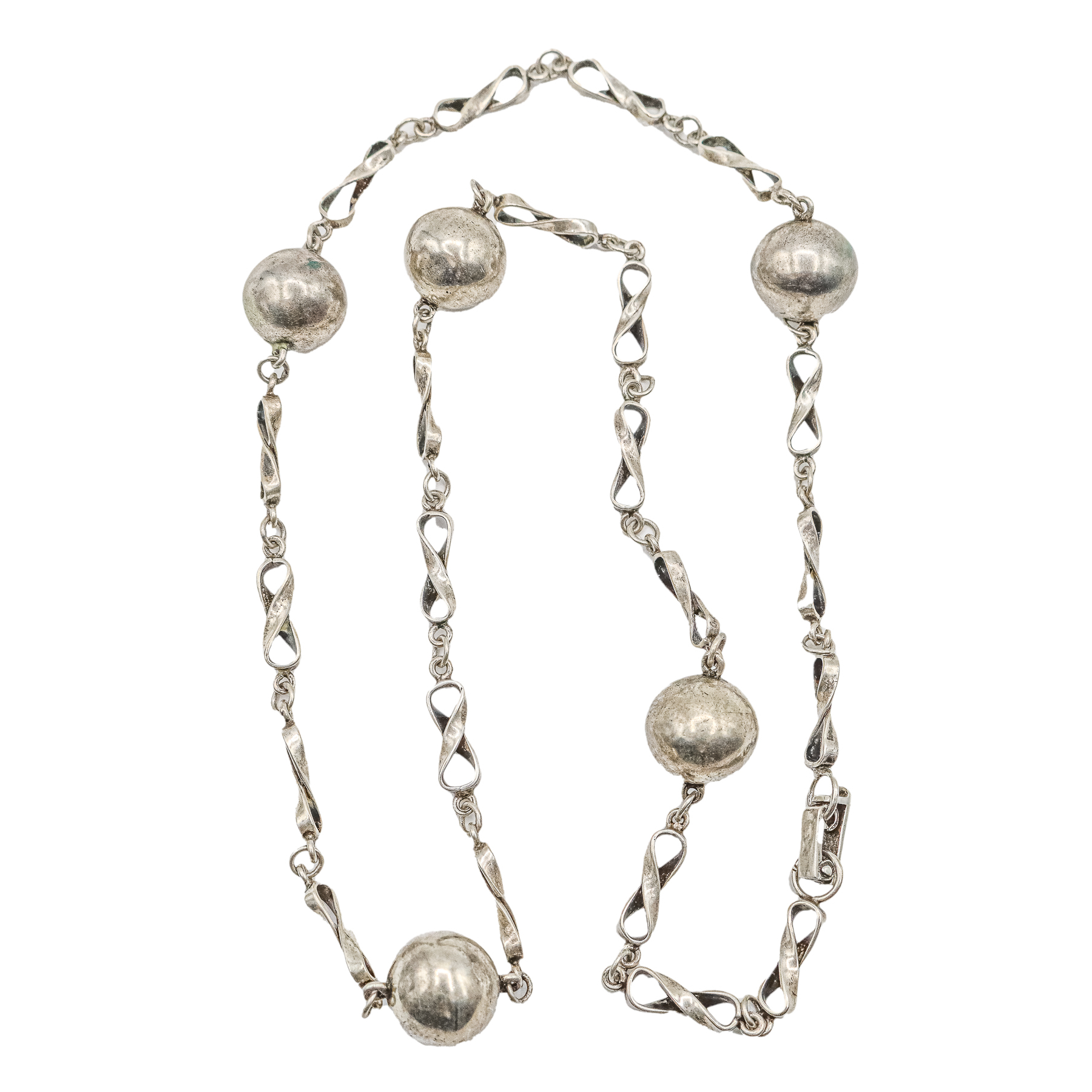 COLLAR CON BOLAS DE PLATA