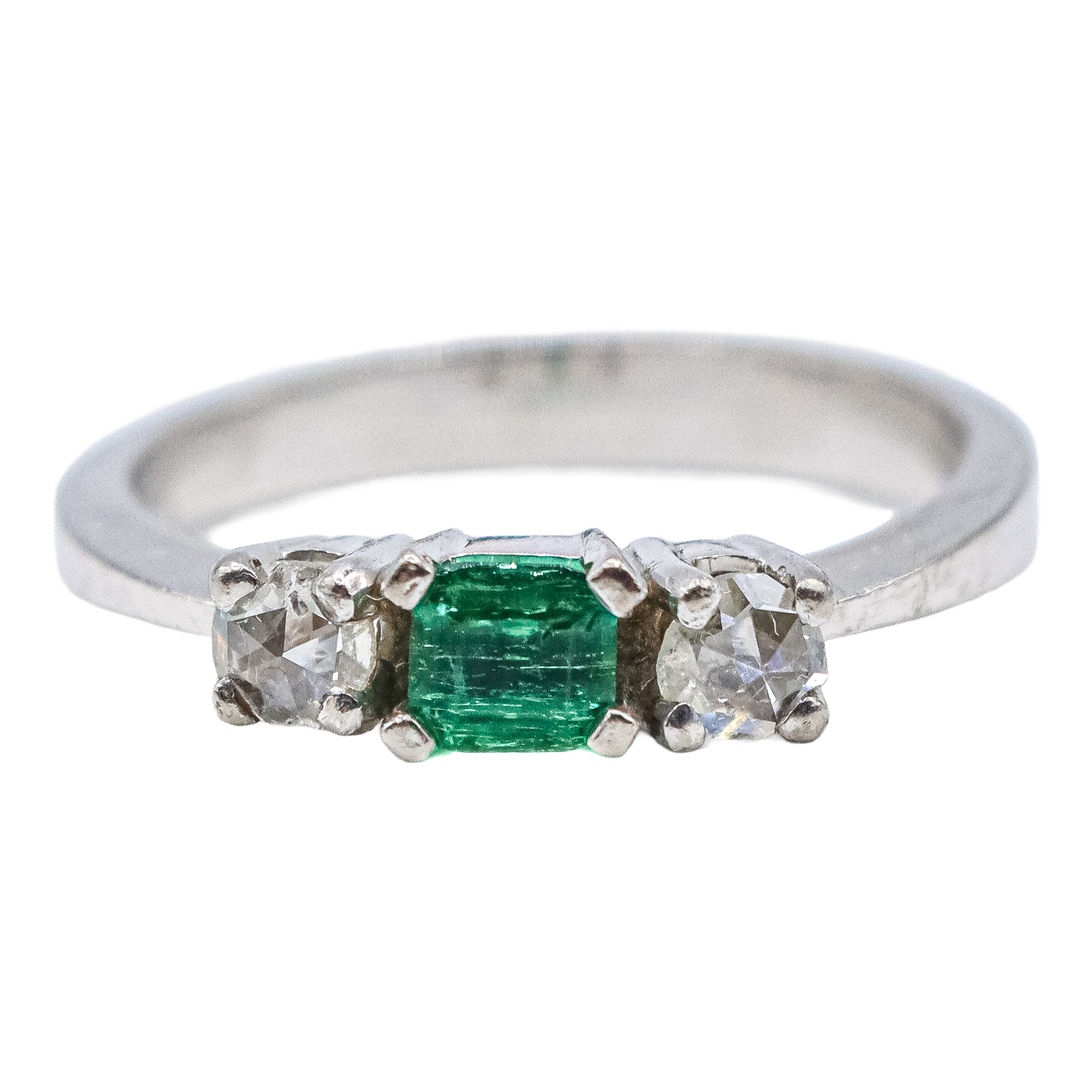 ANILLO CON ESMERALDA Y DIAMANTES