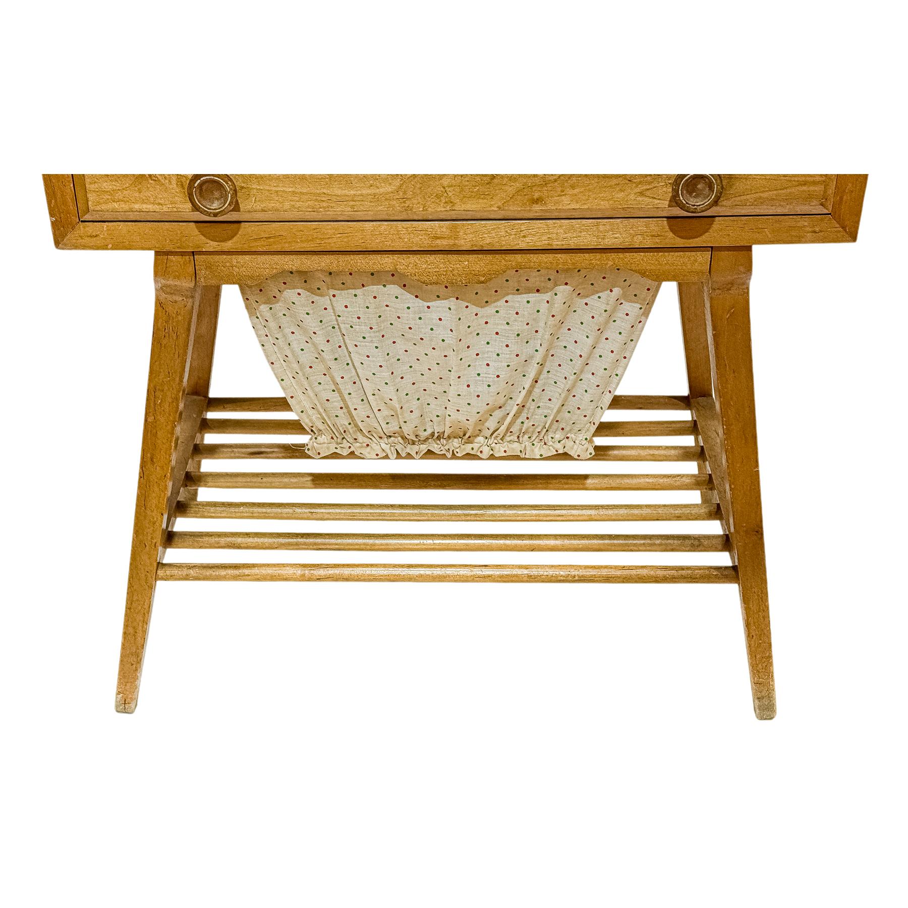 PEQUEÑO MUEBLE COSTURERO DE LOS AÑOS 50