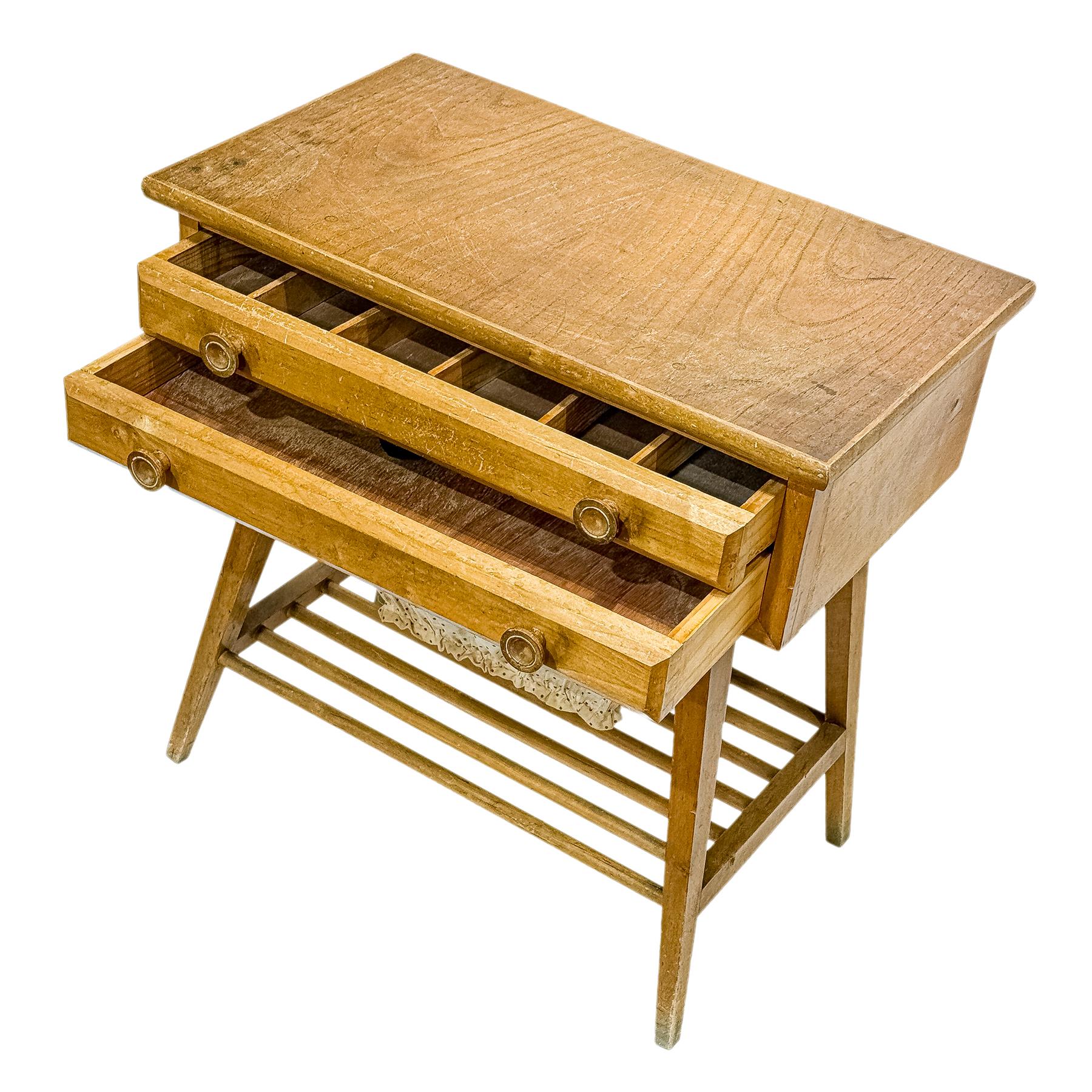 PEQUEÑO MUEBLE COSTURERO DE LOS AÑOS 50