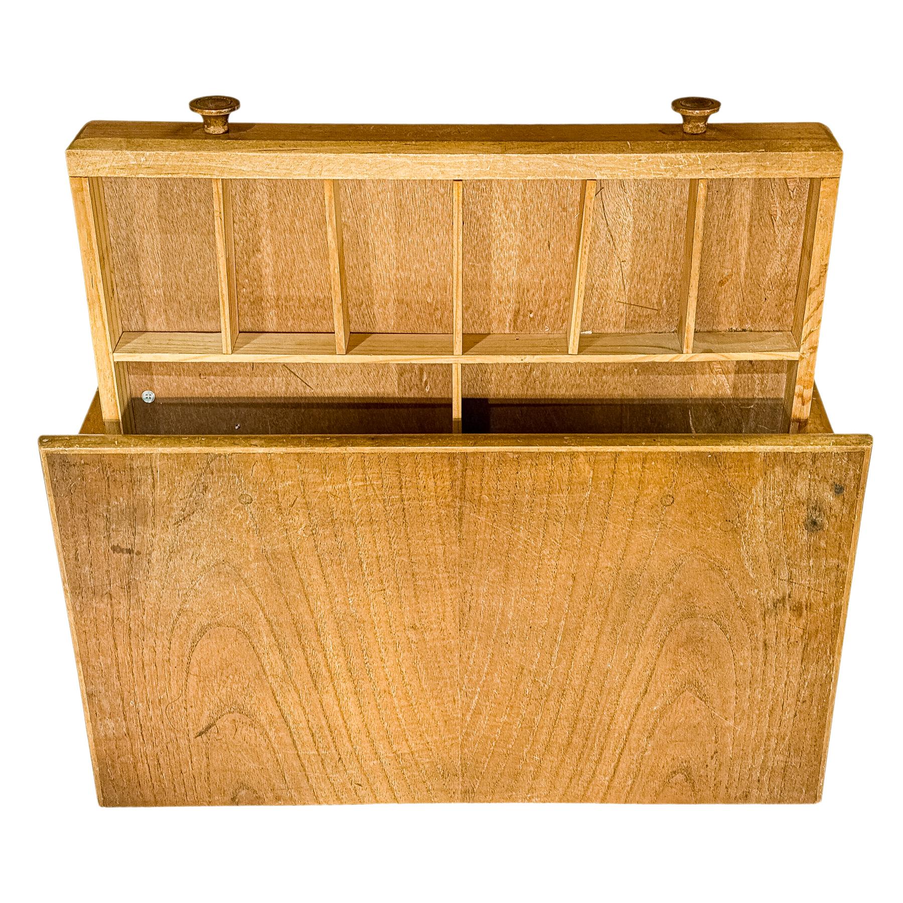 PEQUEÑO MUEBLE COSTURERO DE LOS AÑOS 50
