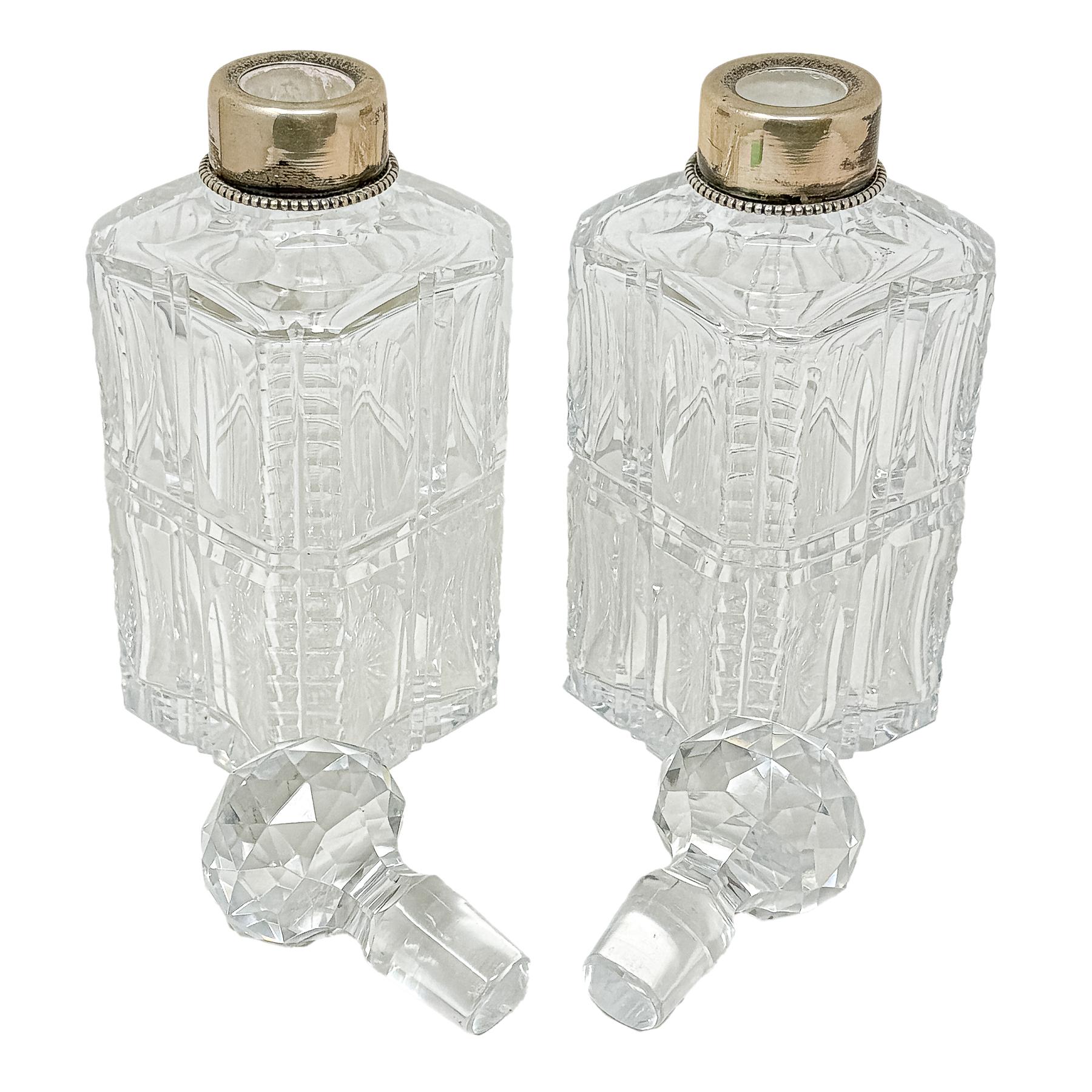 PAREJA DE BOTELLAS LICORERAS DE MEDIADOS S.XX