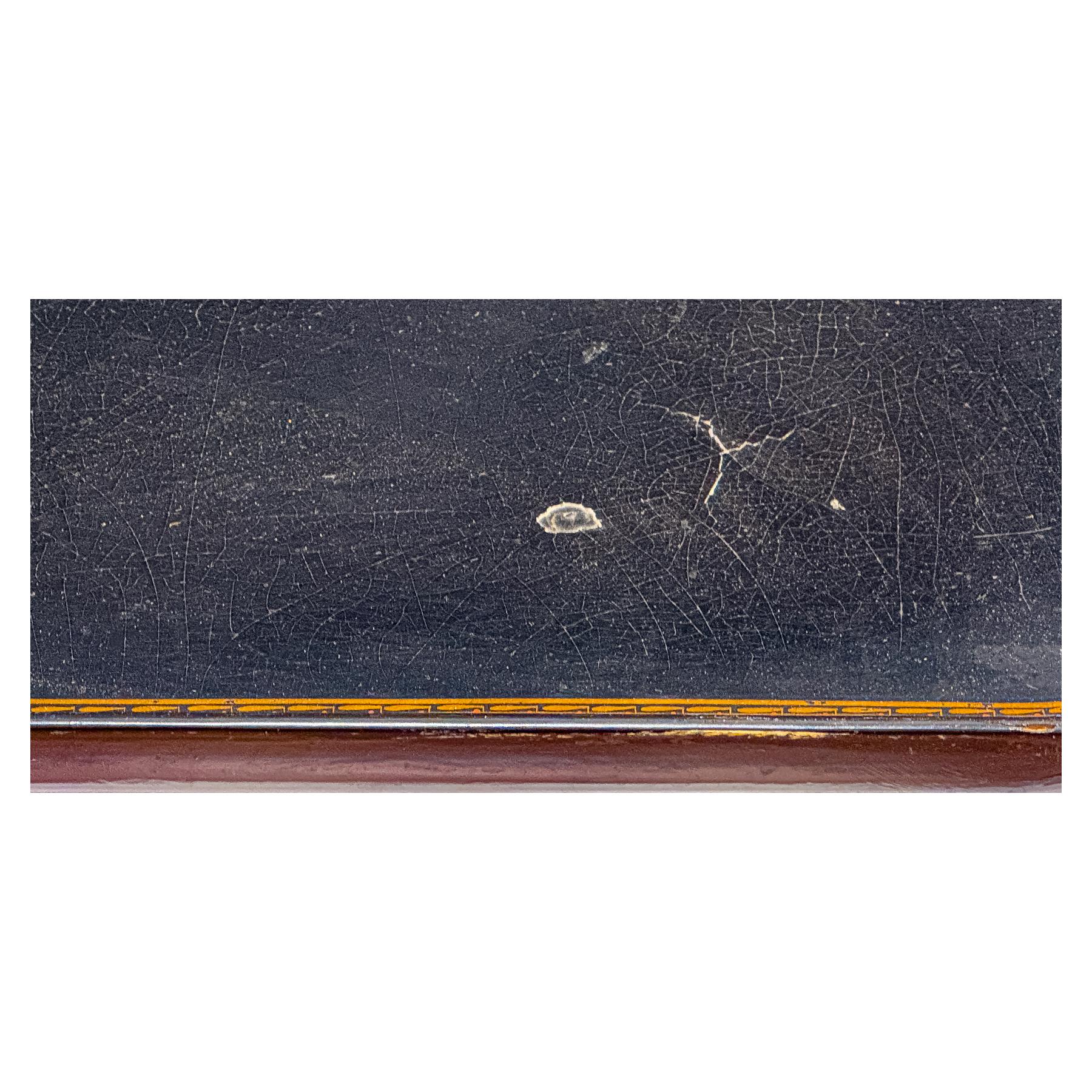 MESITA AUXILIAR  CON BANDEJA LACADA DE PP. S. XX 